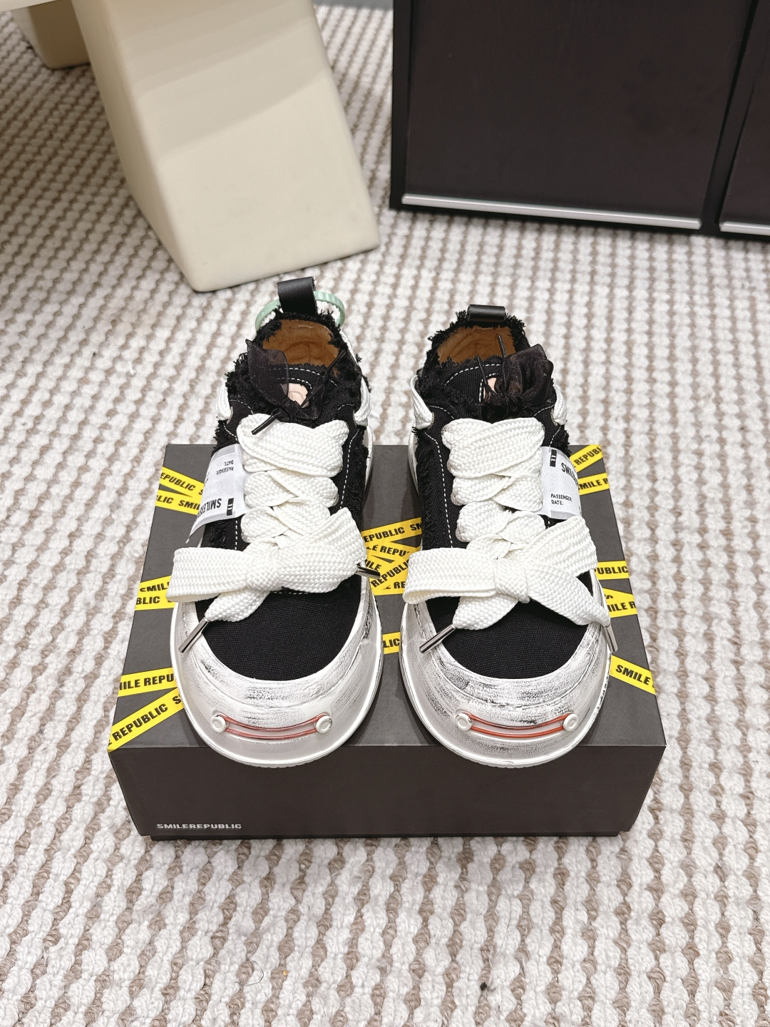 Alexander McQueen # SMILEREPUBLIC 开口笑帆布鞋