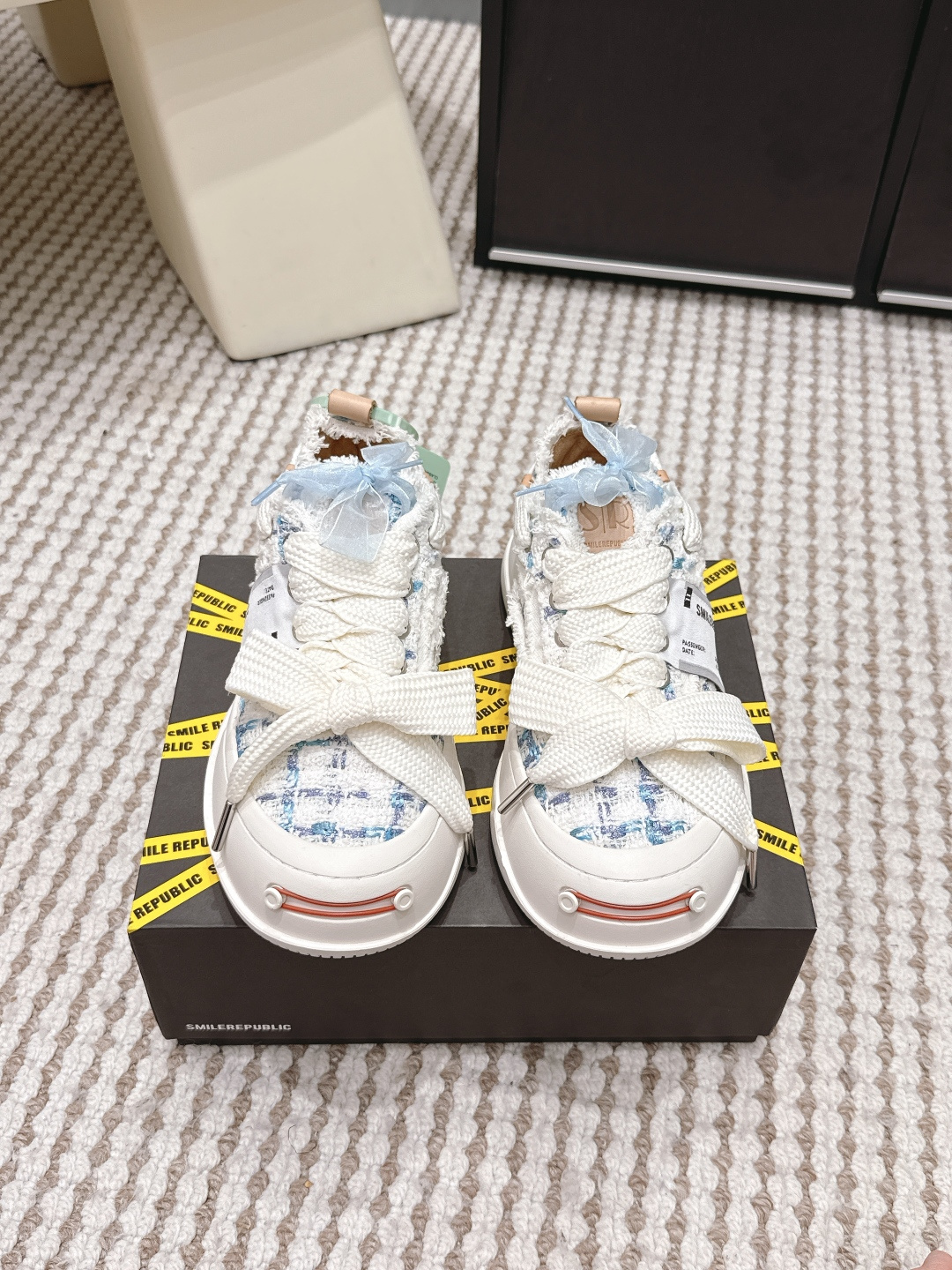 Alexander McQueen # SMILEREPUBLIC 开口笑帆布鞋