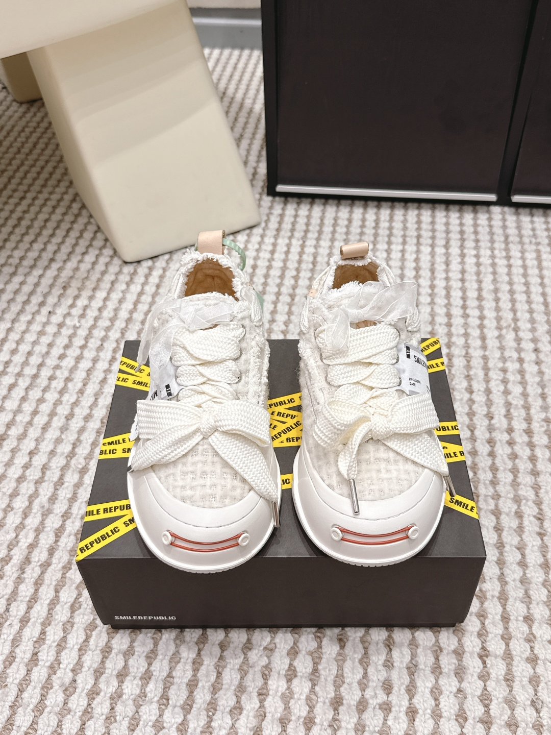 NO:749724,Purchasing agent level #couple style SMILEREPUBLIC open-smile canvas shoes are a very popular canvas shoe. Recently, various celebrities and Internet celebrities have worn it on the feet of Tan Kenci, Wang Hedi, Ma Jiaqi, Meng Jia, Song Yaxuan, Wang Ziwei, Tang Yixin, Tang Shiyi, Bailu, Zhao Yingzi, Li Chen, Du Haitao, Hanikezi, Yang Chaoyue, etc... Too many variety show guests wear SR to steal the spotlight.  The aesthetic concept and artistic combination in early spring make this pair of SMILEREPUBLIC canvas shoes instantly become a hot item in spring. They are also the favorites of celebrities. Li Chen O attracted attention in Cheng Xiao and Zhao Xiaotang’s private server sharing. Max. What makes this pair of canvas shoes so popular?  The wool tassel design boldly expresses the avant-garde trend and the salty or sweet bow knot gives the whole pair of shoes unlimited matching styles. The rounded and widened toe design, combined with the smart shoe shape and stitching, perfectly achieves the effect of optimizing the ankle line. Size Women's size 35-40 Men's size 39-44, casual shoes/sports shoes, sneakers19860909代购级 #情侣款 SMILEREPUBLIC 开口笑帆布鞋 一款热度非常高的帆布鞋.最近各路明星网红纷纷上脚檀健次、王鹤棣、马嘉祺、孟佳、宋亚轩、王紫薇、唐艺昕、唐诗逸、白鹿、赵樱子、李晨、杜海涛、哈尼克孜、杨超越等……太多综艺节目嘉宾穿SR抢镜高版本 美学理念初春充满艺术感的搭配,让这款 SMILEREPUBLIC帆布鞋瞬间成为春日爆款 也是明星们的心水好物李晨O在程潇和 赵晓棠的私服分享中,吸睛力 Max. 是什么让这双帆布鞋火速出圈？ 羊毛流苏的设计大 胆表达了先锋潮流加上可盐可甜的 蝴蝶结让整双鞋 拥有无限搭配风格的可能性. 圆钝感加宽的鞋头设计 配合灵动的鞋型与缝线,完美地达到优化脚踝线条的效果. Size女码35-40 男码39-44,休闲鞋/运动鞋,sneakers,Women's Shoes