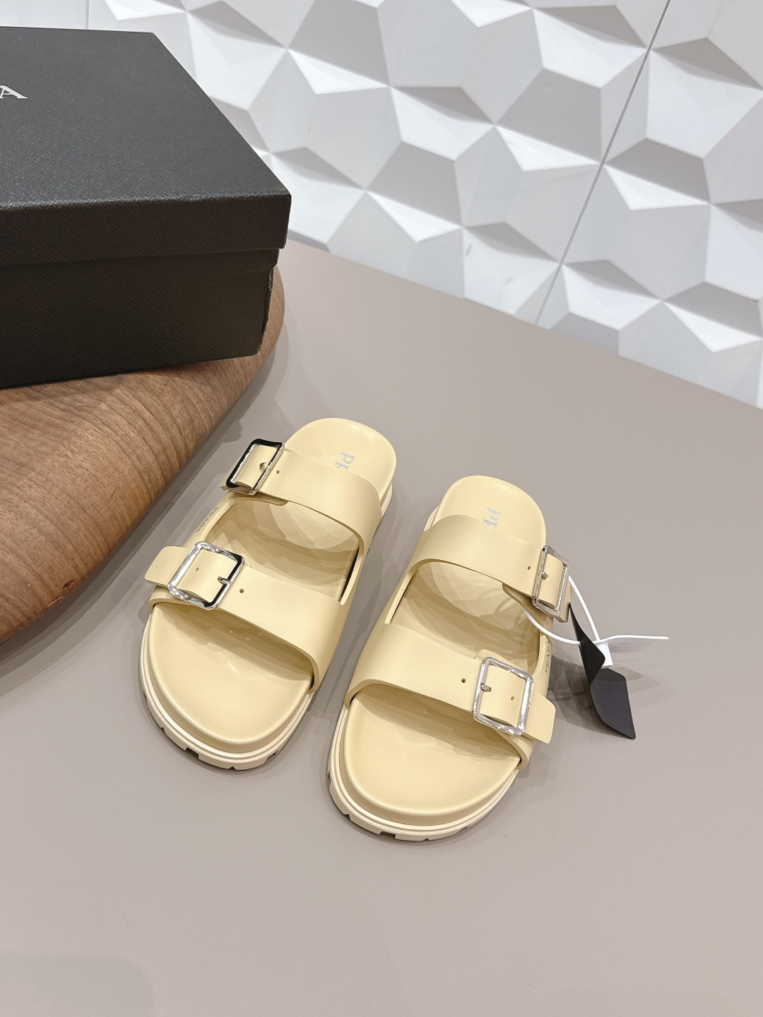 NO:748777,: 'Exclusive top version' PRAD*A Prada 2026 vs spring and summer popular sandals series... [Beach thick-soled sandals] Original 1:1 customization, this year's most fashionable and popular retro British style, simple and elegant, all styles are good-looking, platform thick soles make you slimmer and taller, very comfortable, fashionable and versatile... Many Internet celebrities have used these platform round-toe thick-soled shoes this year. They are very popular this year, and they can be worn (increased) for leisure. Fabric: Original customized foam material Inner:  Original customized foam material Outsole: Original open-mold foam water platform combination sole Bottom thickness: 3cm Size: 35-39 (40.41 customization is not returnable) Packaging: Original full set of packaging Color: Official website updated simultaneously, slippers and sandals, prada, prada, sandals, slippers19860909: 《独家顶级版本》 PRAD*A普拉达2026vs春夏爆款凉鞋系列……【沙滩厚底凉鞋】 原版1:1定制,今年最潮最流行复古英伦风,简约大气,款款都好看,松糕厚底显瘦增高,非常舒适,时尚百搭…… 众多网红上脚,这款松糕圆头厚底鞋今年非常爆,穿上（增高）休闲两不失误 面料: 原版定制发泡材料 内里: 原版定制发泡材料 大底: 原版开模发泡水台组合底 底厚: 3cm 码数: 35-39（40.41定制不退换） 包装:原版全套包装 颜色:官网同步更新,拖鞋凉鞋,prada,prada,sandals,slippers,Women's Shoes