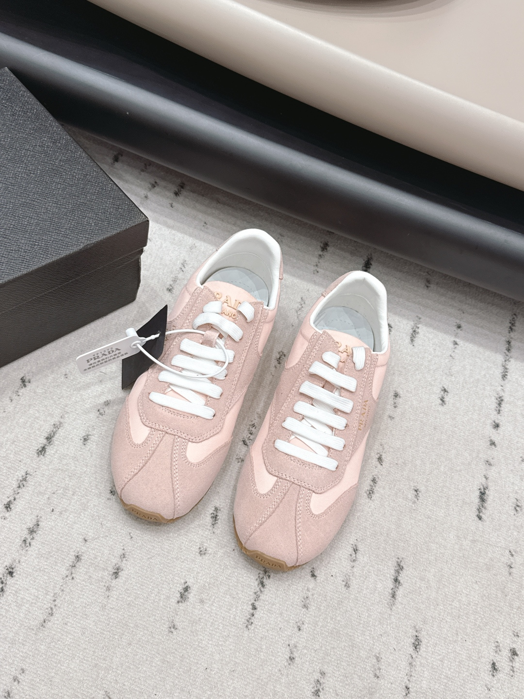 NO:748758,: 'Exclusive top version' PRAD-A Pra*da 2026 vs new casual shoe series... [Round-toe color-blocking casual shoes] Original 1:1 customization, this year's most fashionable British-style retro casual shoes, many Internet celebrities have worn them, this shoe, cowhide color-blocking, bronzing letter luogo craftsmanship, very popular this year, can be worn for both leisure and sports... Fabric: Original customized cowhide ski cloth Lining: Original customized sheepskin Foot pads: Original customized sheepskin  Outsole: Original open-molded TPU two-color molded sole Size: 35-39 (40.41. Customization is not returnable) Packaging: Original full set of packaging Color: Official website updated simultaneously, casual shoes/sports shoes, prada, prada, sneakers, cowhide, sheepskin19860909: 《独家顶级版本》  PRAD-A普拉*达2026vs新款休闲鞋系列……【圆头拼色休闲鞋】 原版1:1定制,今年最潮的一脚蹬英伦风复古休闲鞋,众多网红上脚,这款鞋,牛皮拼色,烫金字母luogo工艺,今年非常爆,穿上休闲运动两不失误…… 面料: 原版定制牛绒滑雪布 内里: 原版定制羊皮 垫脚: 原版定制羊皮 大底: 原版开模TPU双色成型底 码数: 35-39（40.41.定制不退换） 包装:原版全套包装 颜色:官网同步更新,休闲鞋/运动鞋,prada,prada,sneakers,cowhide,sheepskin,Women's Shoes