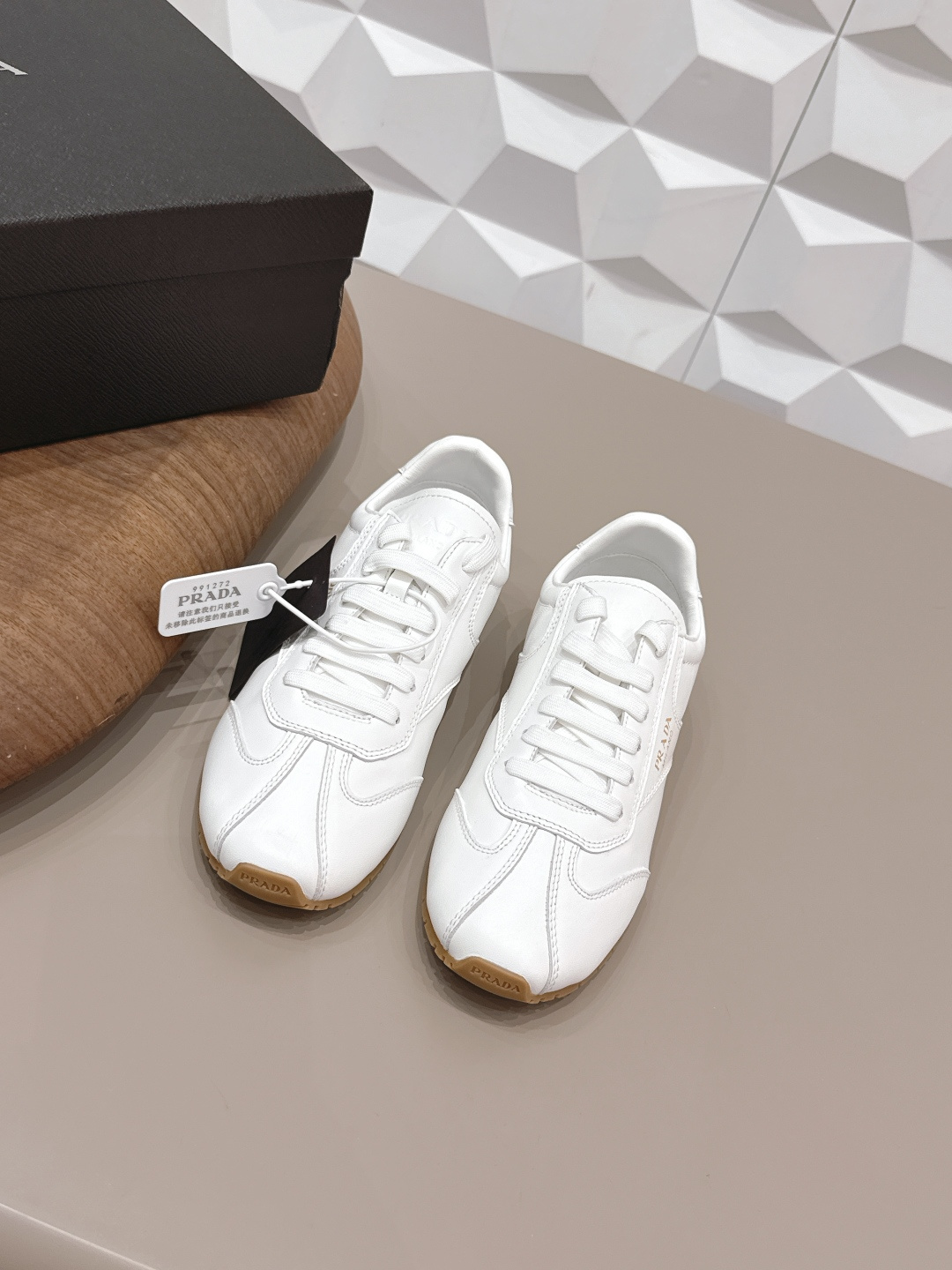 NO:748752,: 'Exclusive top version' PRAD-A Pra*da 2026 vs new casual shoe series... [Round-toe color-blocking casual shoes] Original 1:1 customization, this year's most fashionable British-style retro casual shoes, many Internet celebrities have worn them, this shoe, cowhide color-blocking, bronzing letter luogo craftsmanship, very popular this year, can be worn for both leisure and sports... Fabric: Original customized cowhide Lining: Original customized sheepskin Foot pads: Original customized sheepskin Outsole:  Original molded TPU two-color molded sole Size: 35-39 (40.41. Customization is non-refundable) Packaging: Original full set of packaging Color: Official website updated simultaneously, casual shoes/sports shoes, prada, prada, sneakers, cowhide, sheepskin19860909: 《独家顶级版本》  PRAD-A普拉*达2026vs新款休闲鞋系列……【圆头拼色休闲鞋】 原版1:1定制,今年最潮的一脚蹬英伦风复古休闲鞋,众多网红上脚,这款鞋,牛皮拼色,烫金字母luogo工艺,今年非常爆,穿上休闲运动两不失误…… 面料: 原版定制牛皮 内里: 原版定制羊皮 垫脚: 原版定制羊皮 大底: 原版开模TPU双色成型底 码数: 35-39（40.41.定制不退换） 包装:原版全套包装 颜色:官网同步更新,休闲鞋/运动鞋,prada,prada,sneakers,cowhide,sheepskin,Women's Shoes