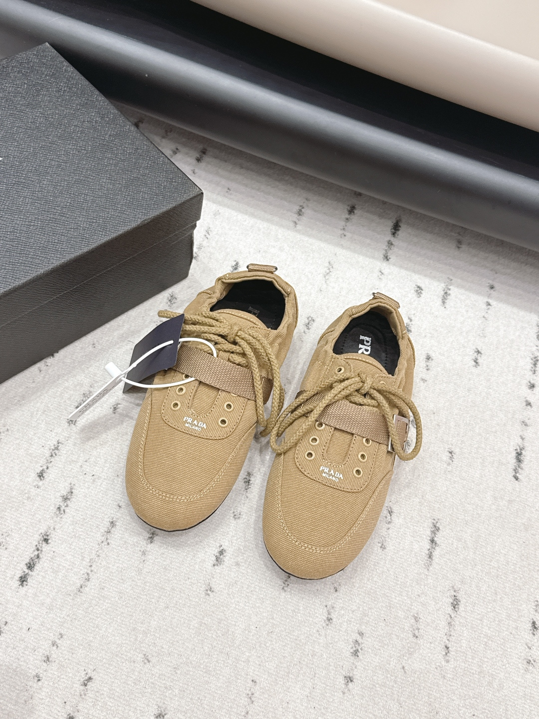 NO:748764,: 'Exclusive top version' PRAD-A Pra*da 2026 vs new casual shoe series... [Round-toe canvas casual shoes] Original 1:1 customization, this year's most fashionable British-style retro casual shoes, many Internet celebrities have worn them, this shoe, military canvas color matching, hot stamping letters Luogo craftsmanship, very popular this year, can be worn for both leisure and sports... Fabric: Original customized military canvas Lining: Original customized sheepskin Feet:  Original customized sheepskin outsole: original molded TPU two-color molded sole Size: 35-39 (40.41. Customization is not returnable) Packaging: original full set of packaging Color: official website updated simultaneously, casual shoes/sports shoes, prada, prada, sneakers, sheepskin19860909: 《独家顶级版本》  PRAD-A普拉*达2026vs新款休闲鞋系列……【圆头帆布休闲鞋】 原版1:1定制,今年最潮的一脚蹬英伦风复古休闲鞋,众多网红上脚,这款鞋,军工帆布拼色,烫金字母luogo工艺,今年非常爆,穿上休闲运动两不失误…… 面料: 原版定制军工帆布 内里: 原版定制羊皮 垫脚: 原版定制羊皮 大底: 原版开模TPU双色成型底 码数: 35-39（40.41.定制不退换） 包装:原版全套包装 颜色:官网同步更新,休闲鞋/运动鞋,prada,prada,sneakers,sheepskin,Women's Shoes