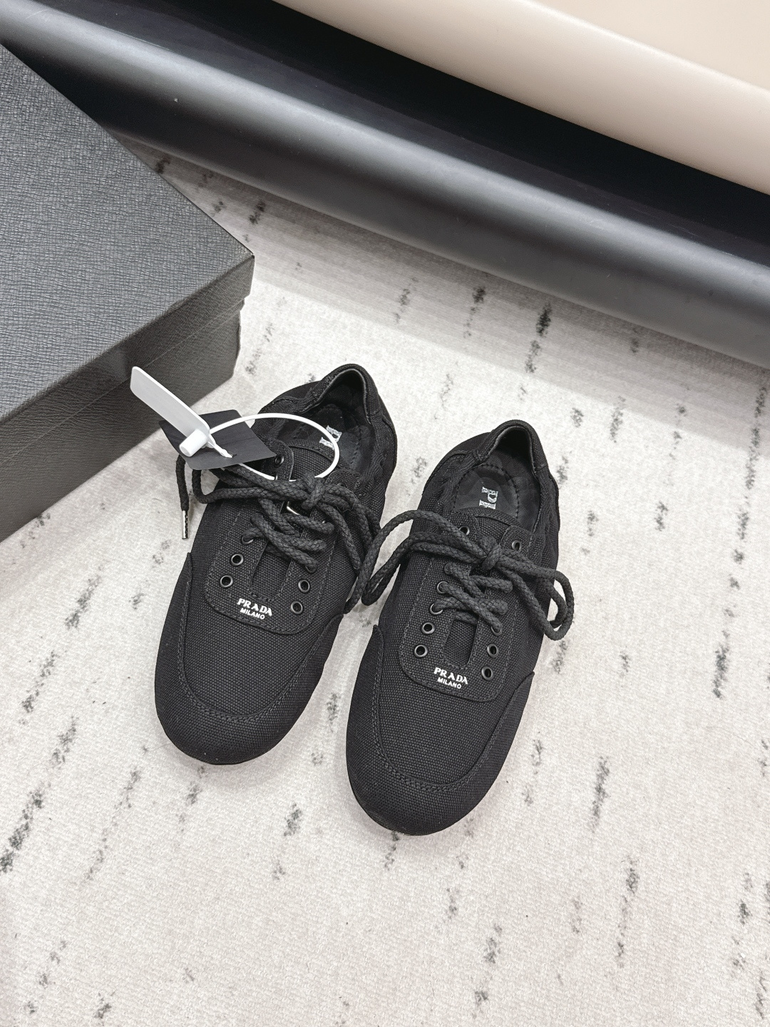 NO:789006,(Top version) PRAD-A 2026 vs new casual shoe series... [Round-head canvas casual shoes] Original 1:1 customization, this year's most fashionable British-style retro casual shoes, many Internet celebrities are on their feet, this shoe, military canvas color matching, hot stamping letters Luogo craftsmanship, very popular this year, wear leisure and sports without fail... Fabric: Original customized military canvas Lining: Original customized sheepskin Foot: Original customized sheepskin  Outsole: Original open-molded TPU two-color molded sole Size: 35-39 (40.41. Customization is not returnable) Packaging: Original full set of packaging Color: Official website updated simultaneously, casual shoes/sports shoes, prada, prada, sneakers, sheepskin19860909（顶级版本） PRAD-A普拉*达2026vs新款休闲鞋系列……【圆头帆布休闲鞋】 原版1:1定制,今年最潮的一脚蹬英伦风复古休闲鞋,众多网红上脚,这款鞋,军工帆布拼色,烫金字母luogo工艺,今年非常爆,穿上休闲运动两不失误…… 面料: 原版定制军工帆布 内里: 原版定制羊皮 垫脚: 原版定制羊皮 大底: 原版开模TPU双色成型底 码数: 35-39（40.41.定制不退换） 包装:原版全套包装 颜色:官网同步更新,休闲鞋/运动鞋,prada,prada,sneakers,sheepskin,Women's Shoes