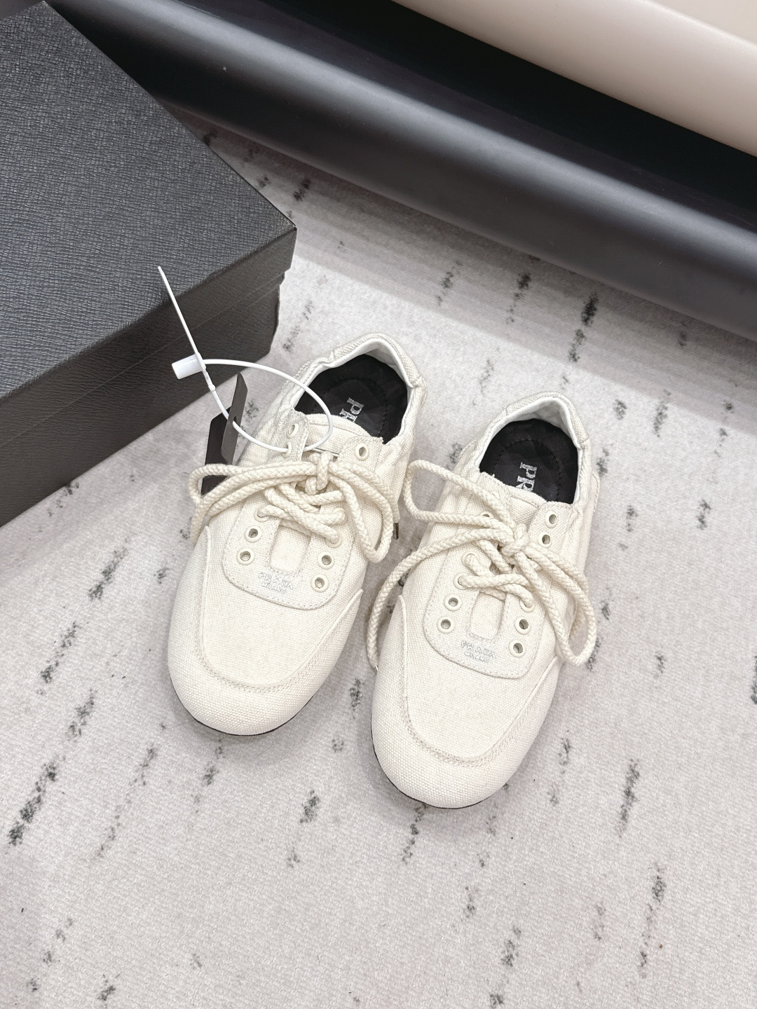 NO:789009,(Top version) PRAD-A Pra*da 2026 vs new casual shoe series...[Round-head canvas casual shoes] Original 1:1 customization, this year's most fashionable British-style retro casual shoes, many Internet celebrities have worn them, this shoe, military canvas color matching, hot stamping letters Luogo craftsmanship, very popular this year, can be worn for both leisure and sports... Fabric: Original customized military canvas Lining: Original customized sheepskin Feet: Original customized sheepskin  Outsole: Original open-molded TPU two-color molded sole Size: 35-39 (40.41. Customization is not returnable) Packaging: Original full set of packaging Color: Official website updated simultaneously, casual shoes/sports shoes, prada, prada, sneakers, sheepskin19860909（顶级版本）  PRAD-A普拉*达2026vs新款休闲鞋系列……【圆头帆布休闲鞋】 原版1:1定制,今年最潮的一脚蹬英伦风复古休闲鞋,众多网红上脚,这款鞋,军工帆布拼色,烫金字母luogo工艺,今年非常爆,穿上休闲运动两不失误…… 面料: 原版定制军工帆布 内里: 原版定制羊皮 垫脚: 原版定制羊皮 大底: 原版开模TPU双色成型底 码数: 35-39（40.41.定制不退换） 包装:原版全套包装 颜色:官网同步更新,休闲鞋/运动鞋,prada,prada,sneakers,sheepskin,Women's Shoes