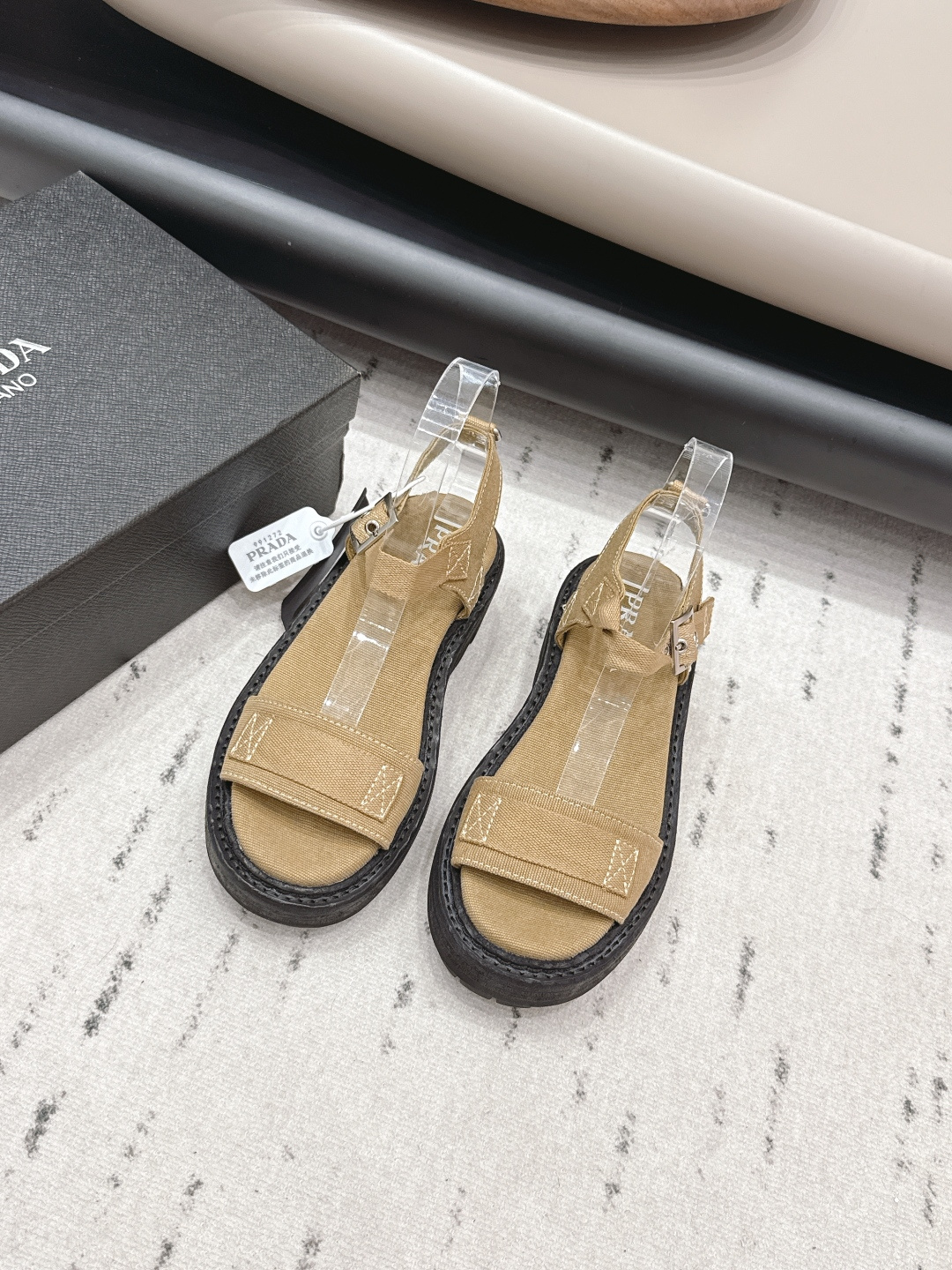 NO:748783,: 'Exclusive top version' PRAD*A Prada 2026 vs spring and summer popular sandals series... [Canvas thick-soled sandals] Original 1:1 customization, this year's most fashionable and popular retro British style, simple and elegant, all styles are good-looking, platform platform thick soles make you slimmer and taller, very comfortable, fashionable and versatile... Many Internet celebrities are on their feet. This platform platform round-toe platform shoes are very popular this year, and they can be worn (increased) for leisure. Fabric: Original customized military canvas  Inner lining: Original customized military canvas Outsole: Original customized washed genuine leather combination sole Sole thickness: 3cm Size: 35-39 (40.41 customized non-returnable) Packaging: Original full set of packaging Color: Official website updated simultaneously, sandals, prada, prada, sandals19860909: 《独家顶级版本》 PRAD*A普拉达2026vs春夏爆款凉鞋系列……【帆布厚底凉鞋】 原版1:1定制,今年最潮最流行复古英伦风,简约大气,款款都好看,松糕厚底显瘦增高,非常舒适,时尚百搭…… 众多网红上脚,这款松糕圆头厚底鞋今年非常爆,穿上（增高）休闲两不失误 面料: 原版定制军工帆布 内里: 原版定制军工帆布 大底: 原版定制洗水真皮组合底 底厚: 3cm 码数: 35-39（40.41定制不退换） 包装:原版全套包装 颜色:官网同步更新,凉鞋,prada,prada,sandals,Women's Shoes