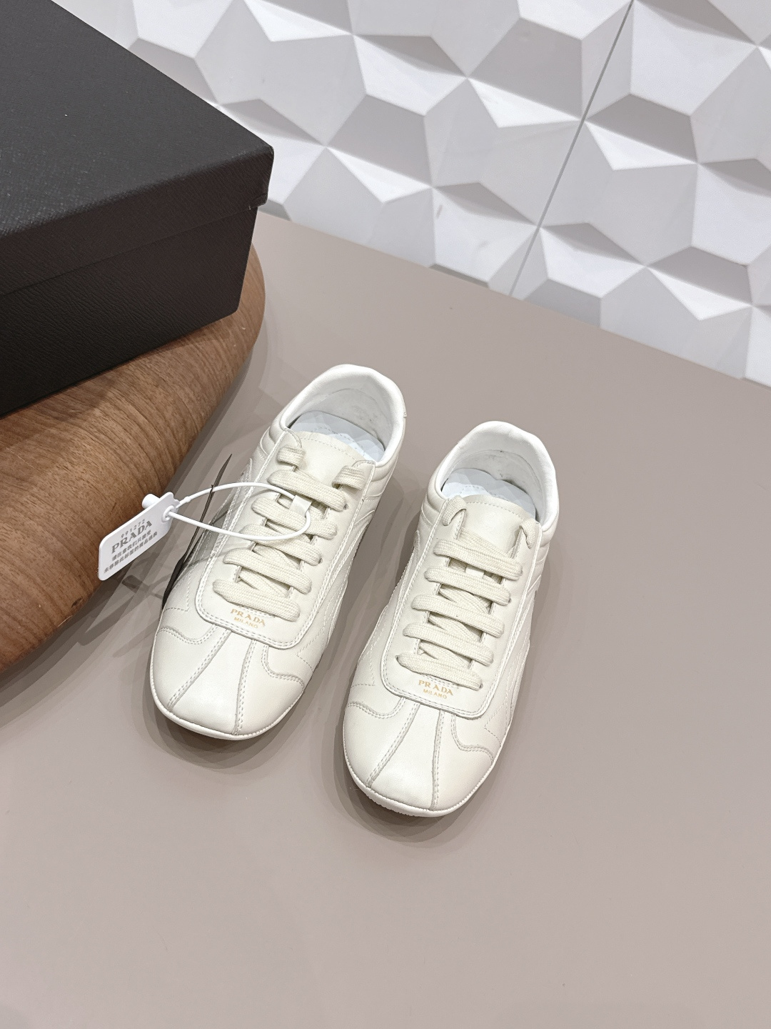 NO:748794,: 'Exclusive top version' PRAD-A Pra*da 2026 vs new casual shoe series... [Round-toe slip-on casual shoes] Original 1:1 customization, this year's most fashionable British-style retro casual shoes, many Internet celebrities wear them, this shoe, cowhide color matching, bronzing letters Luogo craftsmanship, very popular this year, can be worn for leisure and sports... Fabric: Original customized cowhide Lining: Original customized sheepskin Foot pads: Original customized sheepskin Outsole:  Original molded non-slip sole Size: 35-39 (40.41. Customized, non-returnable) Packaging: Original full set of packaging Color: Official website updated simultaneously, casual shoes/sports shoes, prada, prada, sneakers, cowhide, sheepskin19860909: 《独家顶级版本》  PRAD-A普拉*达2026vs新款休闲鞋系列……【圆头套底休闲鞋】 原版1:1定制,今年最潮的一脚蹬英伦风复古休闲鞋,众多网红上脚,这款鞋,牛皮拼色,烫金字母luogo工艺,今年非常爆,穿上休闲运动两不失误…… 面料: 原版定制牛皮 内里: 原版定制羊皮 垫脚: 原版定制羊皮 大底: 原版开模防滑底 码数: 35-39（40.41.定制不退换） 包装:原版全套包装 颜色:官网同步更新,休闲鞋/运动鞋,prada,prada,sneakers,cowhide,sheepskin,Women's Shoes