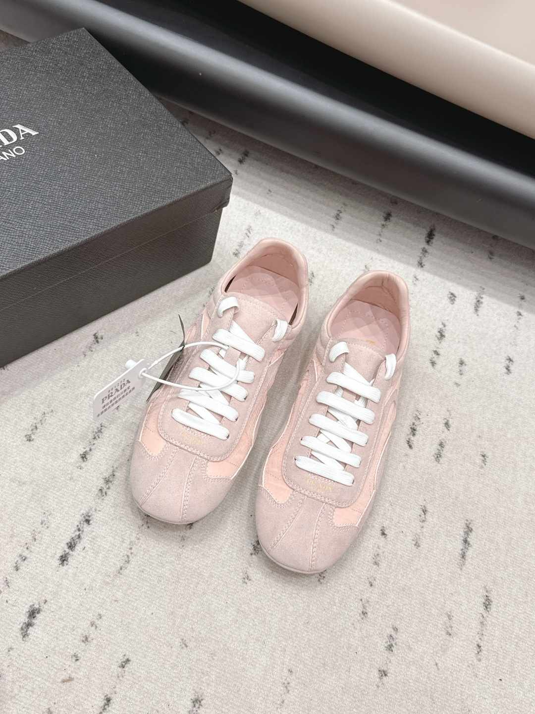 NO:748799,: 'Exclusive top version' PRAD-A Pra*da 2026 vs new casual shoe series... [Round-toe slip-on casual shoes] Original 1:1 customization, this year's most fashionable British-style retro casual shoes, worn by many Internet celebrities, this shoe, with cowhide color matching, bronzing letter luogo craftsmanship, is very popular this year, wear it for leisure and sports... Fabric: Original customized cowhide ski cloth Lining: Original customized sheepskin Foot pads: Original customized sheepskin  Outsole: Original open mold non-slip sole Size: 35-39 (40.41. Customization is not returnable) Packaging: Original full set of packaging Color: Official website updated simultaneously, casual shoes/sports shoes, prada, prada, sneakers, cowhide, sheepskin19860909: 《独家顶级版本》  PRAD-A普拉*达2026vs新款休闲鞋系列……【圆头套底休闲鞋】 原版1:1定制,今年最潮的一脚蹬英伦风复古休闲鞋,众多网红上脚,这款鞋,牛皮拼色,烫金字母luogo工艺,今年非常爆,穿上休闲运动两不失误…… 面料: 原版定制牛绒滑雪布 内里: 原版定制羊皮 垫脚: 原版定制羊皮 大底: 原版开模防滑底 码数: 35-39（40.41.定制不退换） 包装:原版全套包装 颜色:官网同步更新,休闲鞋/运动鞋,prada,prada,sneakers,cowhide,sheepskin,Women's Shoes