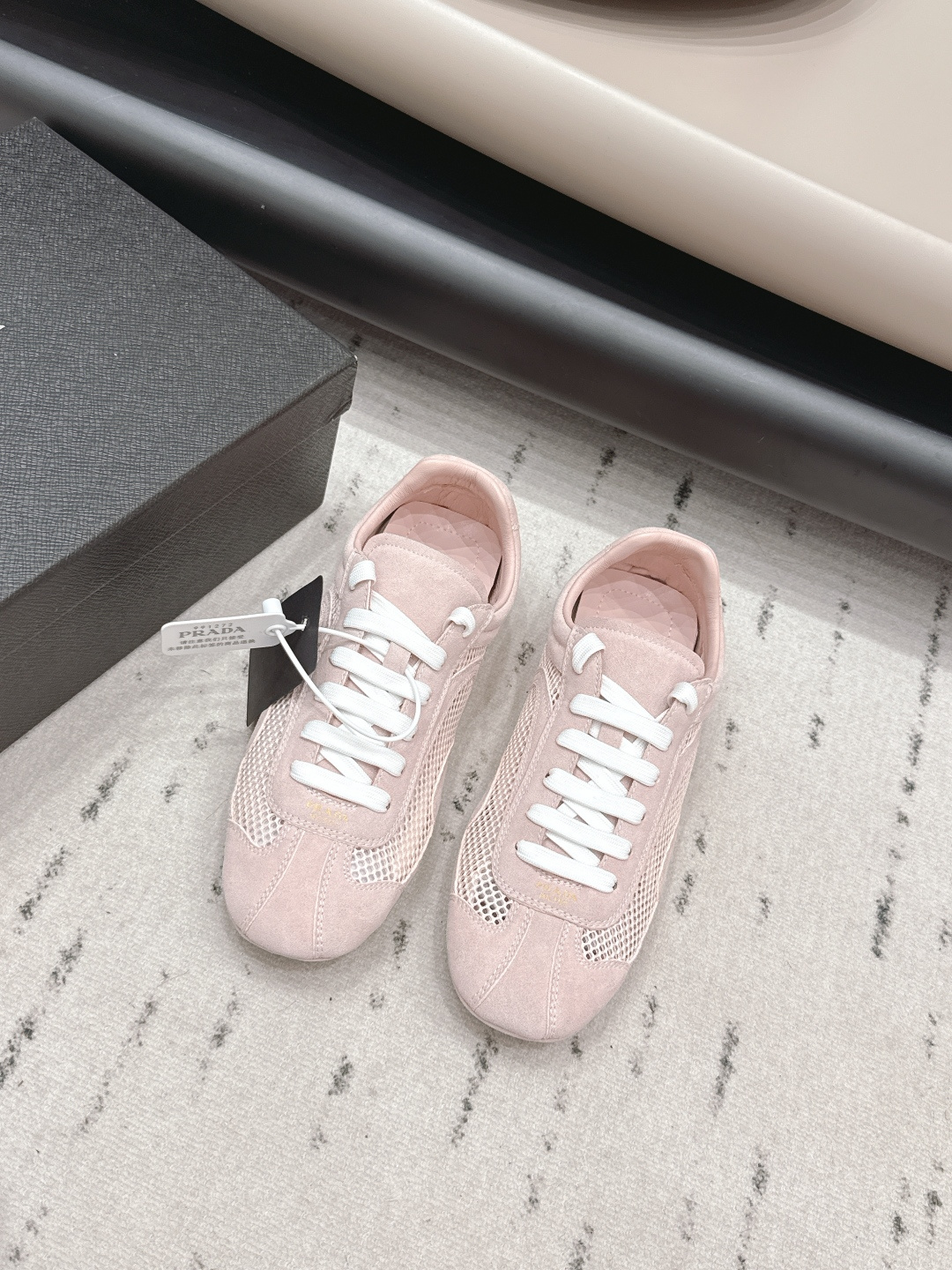 NO:748746,: 'Exclusive top version' PRAD-A Pra*da 2026 vs new casual shoe series... [Round-toe slip-on casual shoes] Original 1:1 customization, this year's most fashionable British-style retro casual shoes, many Internet celebrities have worn them, this shoe, cowhide color matching, bronzing letters Luogo craftsmanship, very popular this year, can be worn for both leisure and sports... Fabric: Original customized cowhide breathable mesh Lining: Original customized sheepskin Feet: Original customized sheepskin  Outsole: Original open mold non-slip sole Size: 35-39 (40.41. Customization is not returnable) Packaging: Original full set of packaging Color: Official website updated simultaneously, casual shoes/sports shoes, prada, prada, sneakers, cowhide, sheepskin19860909: 《独家顶级版本》  PRAD-A普拉*达2026vs新款休闲鞋系列……【圆头套底休闲鞋】 原版1:1定制,今年最潮的一脚蹬英伦风复古休闲鞋,众多网红上脚,这款鞋,牛皮拼色,烫金字母luogo工艺,今年非常爆,穿上休闲运动两不失误…… 面料: 原版定制牛绒透气网 内里: 原版定制羊皮 垫脚: 原版定制羊皮 大底: 原版开模防滑底 码数: 35-39（40.41.定制不退换） 包装:原版全套包装 颜色:官网同步更新,休闲鞋/运动鞋,prada,prada,sneakers,cowhide,sheepskin,Women's Shoes