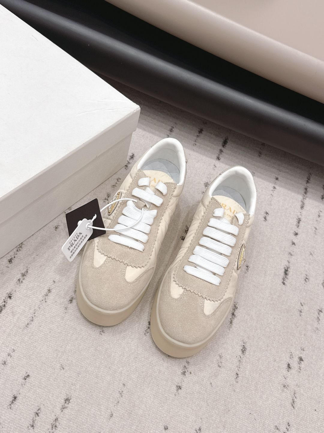 NO:748789,: 'Exclusive top version' PRAD-A Pra*da 2026 vs new thick-soled casual shoes series... [Round-toe thick-soled casual shoes] Original 1:1 customization, this year's most fashionable triangular logo one-slip British style retro couple's white shoes, worn by many Internet celebrities, this shoe, cowhide color matching, injection molded triangular letter luogo technology, very popular this year, can be worn for leisure and sports... Fabric: Original customized cowhide ski fabric Lining: Original customized sheepskin  Feet: Original customized sheepskin Outsole: Original molded TPU two-color bottom Size: 35-39 (40.41. Customization is not returnable) Packaging: Original full set of packaging Color: Official website updated simultaneously, casual shoes/sports shoes, prada, prada, sneakers, cowhide, sheepskin19860909: 《独家顶级版本》  PRAD-A普拉*达2026vs新款厚底休闲鞋系列……【圆头厚底休闲鞋】 原版1:1定制,今年最潮的三角标一脚蹬英伦风复古情侣小白鞋,众多网红上脚,这款鞋,牛皮拼色,注塑三角字母luogo工艺,今年非常爆,穿上休闲运动两不失误…… 面料: 原版定制牛绒滑雪布料 内里: 原版定制羊皮 垫脚: 原版定制羊皮 大底: 原版开模TPU双色底 码数: 35-39（40.41.定制不退换） 包装:原版全套包装 颜色:官网同步更新,休闲鞋/运动鞋,prada,prada,sneakers,cowhide,sheepskin,Women's Shoes