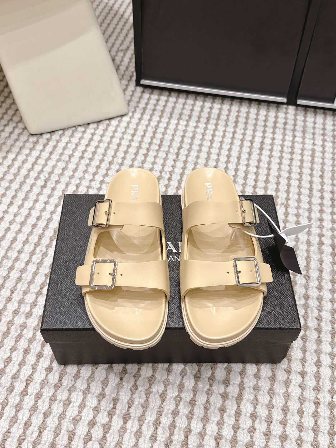 NO:749729,Purchasing agent Prada 2026 spring and summer new style double buckle strap thick sole sandals Prada's double buckle strap sandals are made of high-quality genuine leather, with a delicate texture and durability. The double metal buckle design is simple and elegant, easy to adjust, and suitable for various foot types. The thick-soled structure makes it comfortable to wear and can quietly increase your height. The black color is versatile and can be easily used for daily outings and vacations. It looks good with skirts or casual pants!  The shoe box is classic, and it’s great for giving as a gift and for personal use. Size 35-39 (40.41 custom-made, non-refundable), slippers, prada, prada, slippers, skirts19860909代购级 Prada普拉达2026春夏新款 双扣带 厚底 凉拖鞋 Prada这款双扣带凉拖,选用优质真皮,质感细腻又耐用.双金属扣带设计,简约大气,调节方便,适合各种脚型.厚底结构,穿着舒适还能悄悄增高 黑色百搭,日常出街、度假都能轻松驾驭,无论配裙装还是休闲裤都很有范儿！鞋盒经典,送礼自用都超有面子. Size 35-39（40.41定做不退换）,拖鞋,prada,prada,slippers,skirts,Women's Shoes