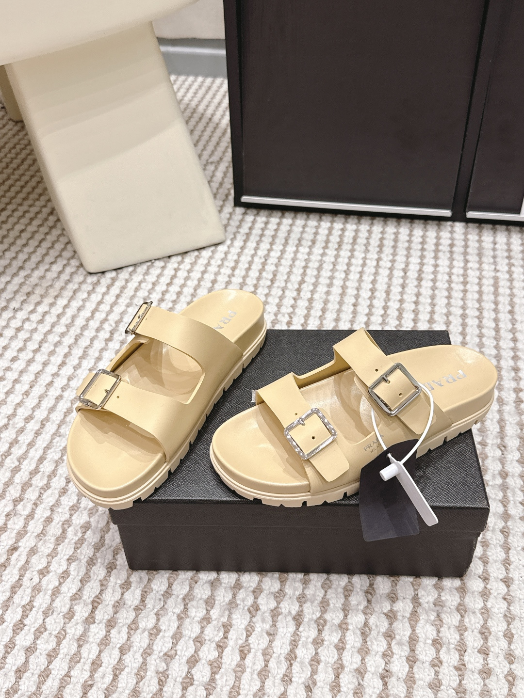 Прозрачные двухремешковые шлепанцы на платформе Prada