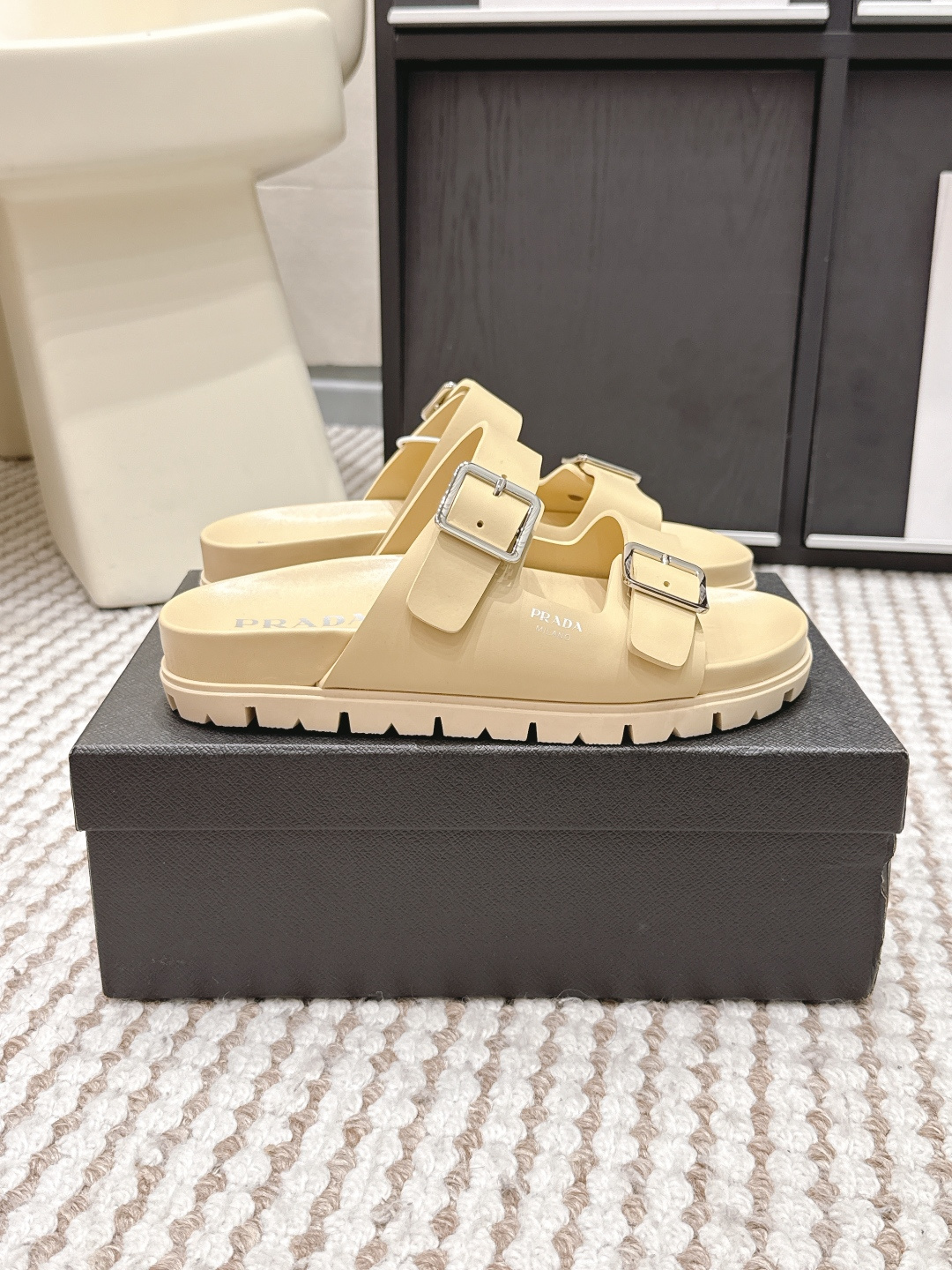 Прозрачные двухремешковые шлепанцы на платформе Prada