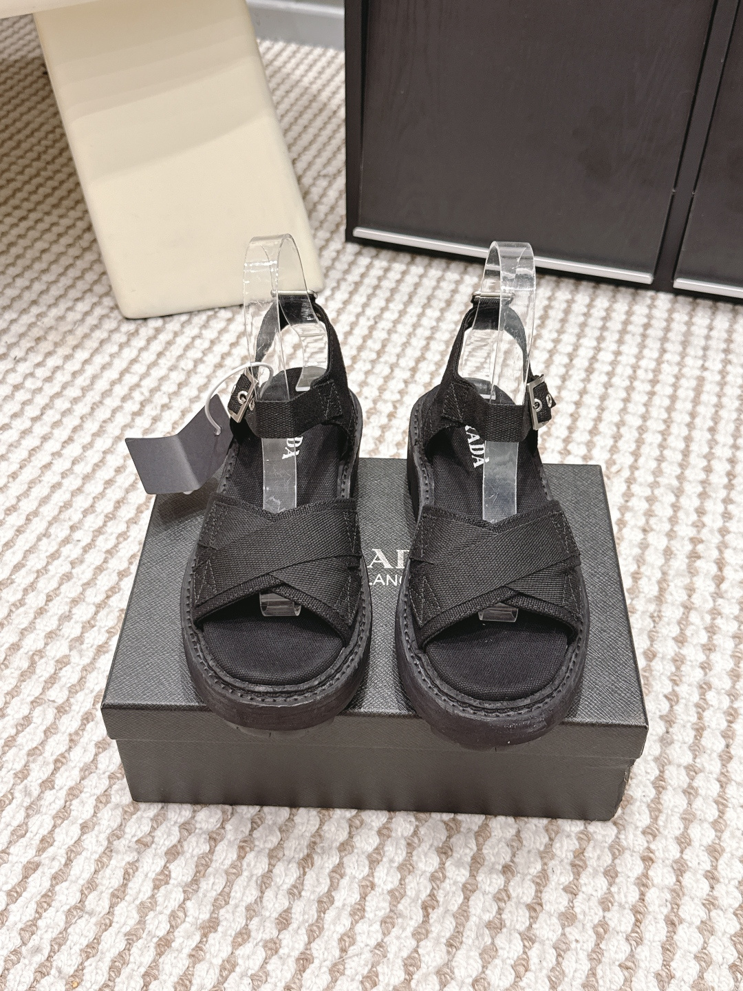 NO:749717,Purchasing agent Prada 2026 new spring and summer thick-soled and elevated Roman sandals Prada Prada 2026 new thick-soled and elevated Roman sandals, fabric + transparent plastic splicing, simple and layered!  Thick-soled sponge cake design increases leg length and relieves walking fatigue. Velcro + adjustable shoelaces are super easy to put on and take off and suitable for various foot types. It is versatile for outdoor wear in summer, with skirts or casual pants. It can be easily used on the beach, commuting, and daily outings ~ comfortable and fashionable!  Size 35-39 (40.41 custom-made, non-refundable), sandals, prada, prada, sandals, skirts19860909代购级 Prada普拉达2026春夏新款 厚底 增高 罗马凉鞋 Prada普拉达2026新款厚底增高罗马凉鞋,织物+透明塑料拼接,简约又有层次感！厚底松糕设计,增高显腿长,还能缓解走路疲劳感 魔术贴+可调节鞋带,穿脱超方便,适合各种脚型.夏季外穿,搭裙子或休闲裤都很百搭,沙滩、通勤、日常出街都能轻松驾驭～舒适又时髦！ Size 35-39（40.41定做不退换）,凉鞋,prada,prada,sandals,skirts,Women's Shoes