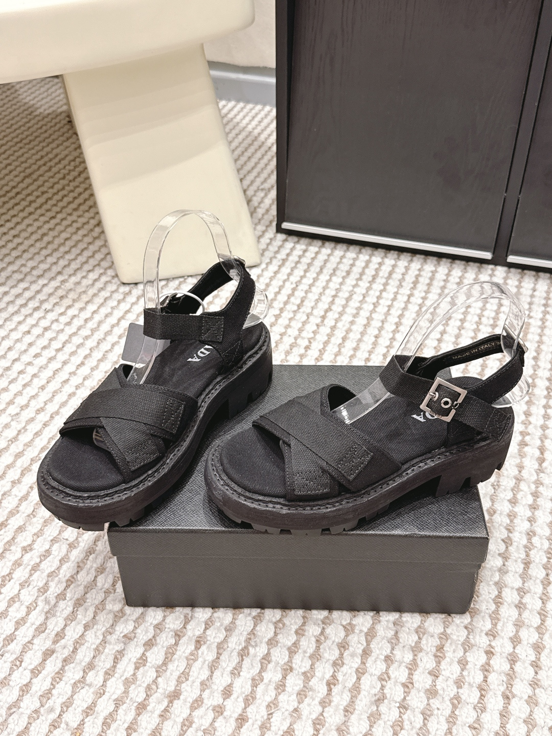 Женские черные босоножки Prada на платформе