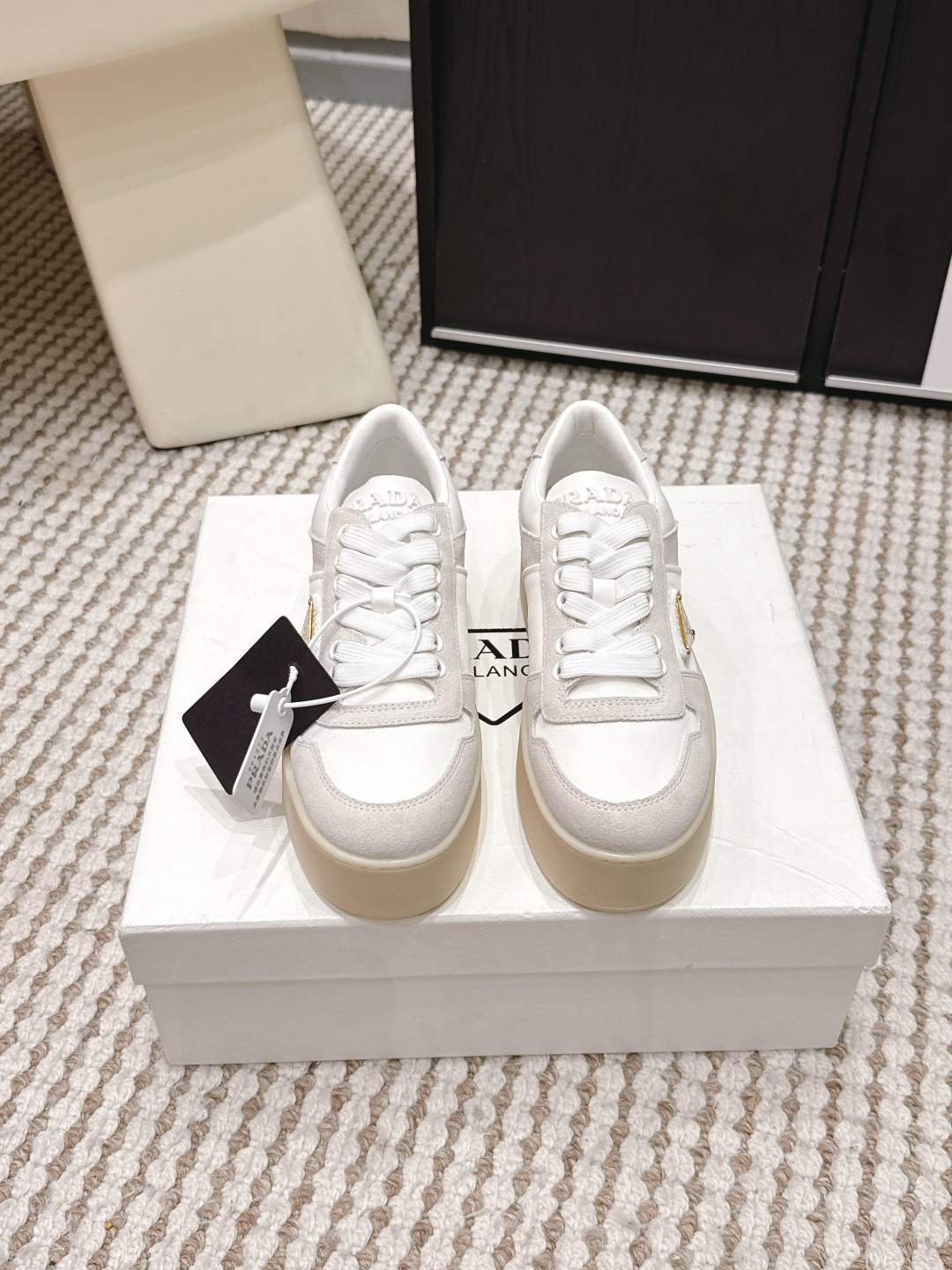 NO:749711,Purchasing agent Prada 2026 spring and summer new thick-soled casual sports shoes. This Prada casual sports shoes continues the timeless silhouette and is a new classic item. It is carefully made of leather to enhance the style. The style is light, with a triangle buckle logo and a 5CM thick sole, suitable for all seasons!  It can be matched with all kinds of casual styles. In an era where all kinds of styles are full of attention, the most lasting companion and the one that captures people's hearts bit by bit is undoubtedly the white shoes. Size35-39 (40.41 custom-made, non-refundable), casual shoes/sports shoes, prada, prada, sneakers19860909代购级 Prada普拉达2026春夏新款 厚底 休闲运动鞋 这款Prada休闲运动鞋延续经久不衰的轮廓,是新款经典单品.采用皮革精心制作, 提升格调.款式轻盈,搭配三角扣标志加5CM厚底,四季皆宜！ 可与各式休闲造型搭配,在各种风格充斥眼球的时代,最能长久陪伴搭配的 一点一点俘获人心的当属小白鞋. Size35-39（40.41定做不退换）,休闲鞋/运动鞋,prada,prada,sneakers,Women's Shoes