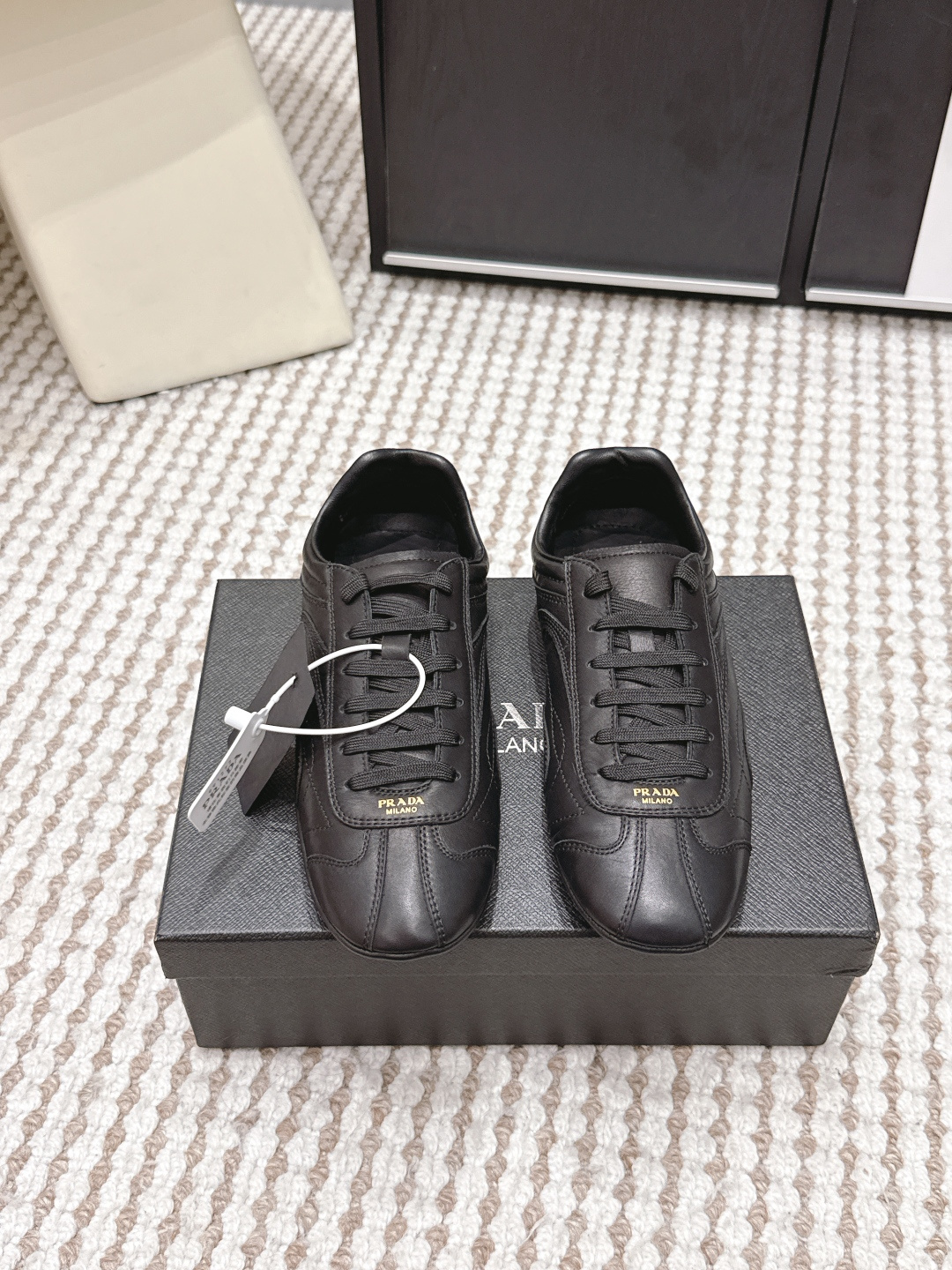 Женские черные кроссовки PRADA