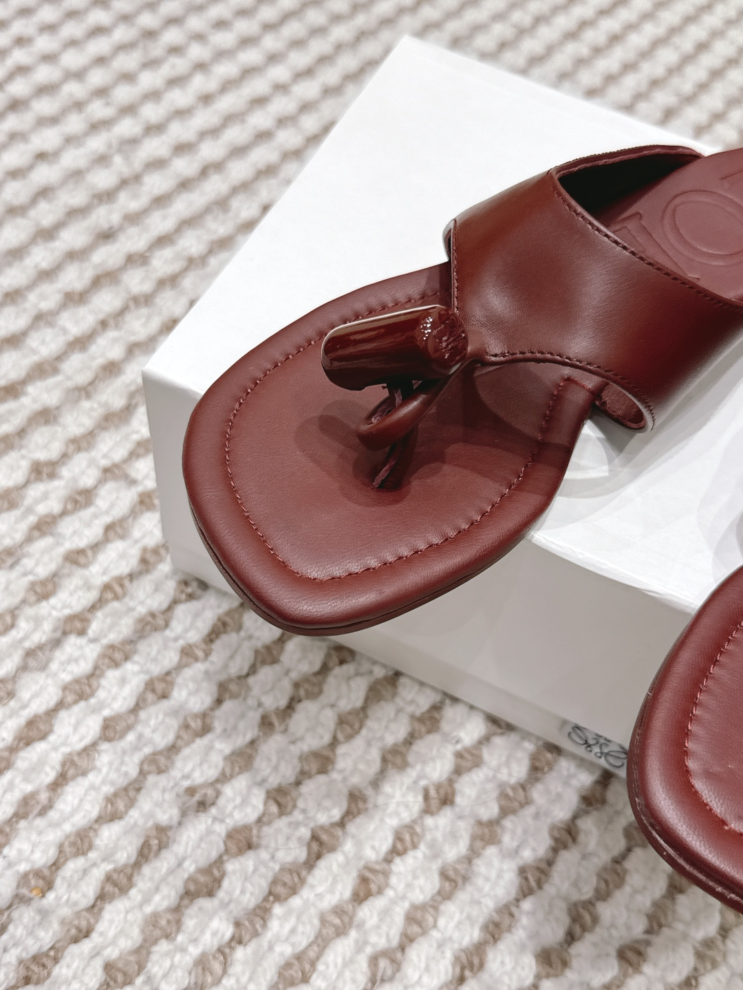 Loewe LOEWE 罗意威 2026春夏新款 夹趾 平底 凉拖鞋​​