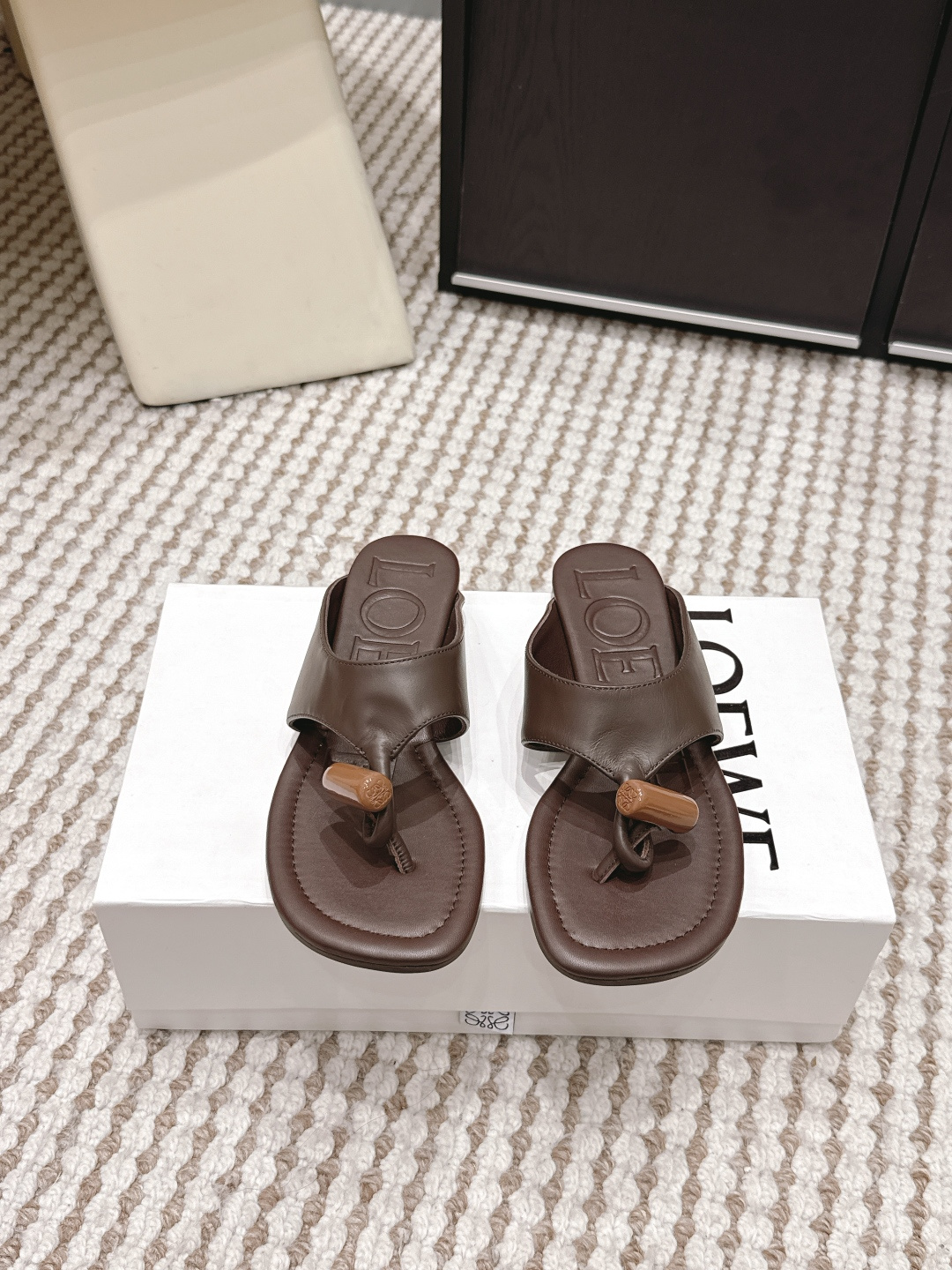 NO:749705,Purchasing agent level LOEWE 2026 new spring and summer flip-flops flat slippers LOEWE's new flip-flops are made of high-quality leather, the upper is simple and elegant, printed with the brand logo, and highly recognizable. The flip-flop design + soft sole is comfortable to wear and suitable for daily life or vacation travel in summer. The black color is versatile and can be easily matched with various clothing, whether it is casual or holiday style!  The soles have exquisite stitching and perfect details, which is a reflection of LOEWE's consistent high-quality craftsmanship. Size 35-39 (40.41.42 custom-made, non-refundable), split-toe shoes, loewe, loewe, slippers19860909代购级 LOEWE 罗意威 2026春夏新款 夹趾 平底 凉拖鞋 LOEWE新款凉拖鞋,采用优质皮革,鞋面简约大方,印有品牌标志,辨识度超高. 夹趾设计+柔软鞋底,穿着舒适,适合夏季日常或度假出行.黑色百搭,轻松搭配各种服饰,无论休闲还是度假风都能hold住！ 鞋底缝线精致,细节满分,是LOEWE一贯的高品质工艺体现. Size 35-39（40.41.42定做不退换）,分趾鞋,loewe,loewe,slippers,Women's Shoes