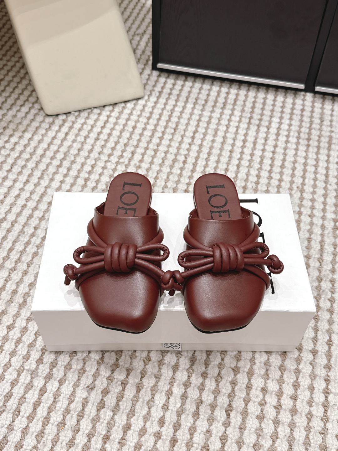 NO:749700,Purchasing agent level LOEWE 2026 Spring and Summer Heart Flat Bow Mule Slippers LOEWE Mule Shoes, soft leather + bow design, simple and exquisite. Fashionable square toe shape, gentle and versatile nude pink, perfect for spring and summer skirts or casual wear. No heel design, easy to put on and take off, easy to control for daily commuting and dating, comfortable and elegant, easily enhance the style Size Size  35-39 (40.41.42 custom-made, non-refundable), semi-trailers, loewe, loewe, slippers, skirts19860909代购级 LOEWE罗意威2026春夏心里 平底 蝴蝶结 穆勒拖鞋 LOEWE罗意威穆勒鞋,柔软皮+蝴蝶结设计,简约又精致 方头造型时髦,裸粉色温柔百搭,春夏裙装或休闲穿搭都很出彩. 无后跟设计,穿脱方便,日常通勤、约会都能轻松驾驭,舒适又优雅,轻松提升造型感 Size 35-39（40.41.42定做不退换）,半拖,loewe,loewe,slippers,skirts,Women's Shoes