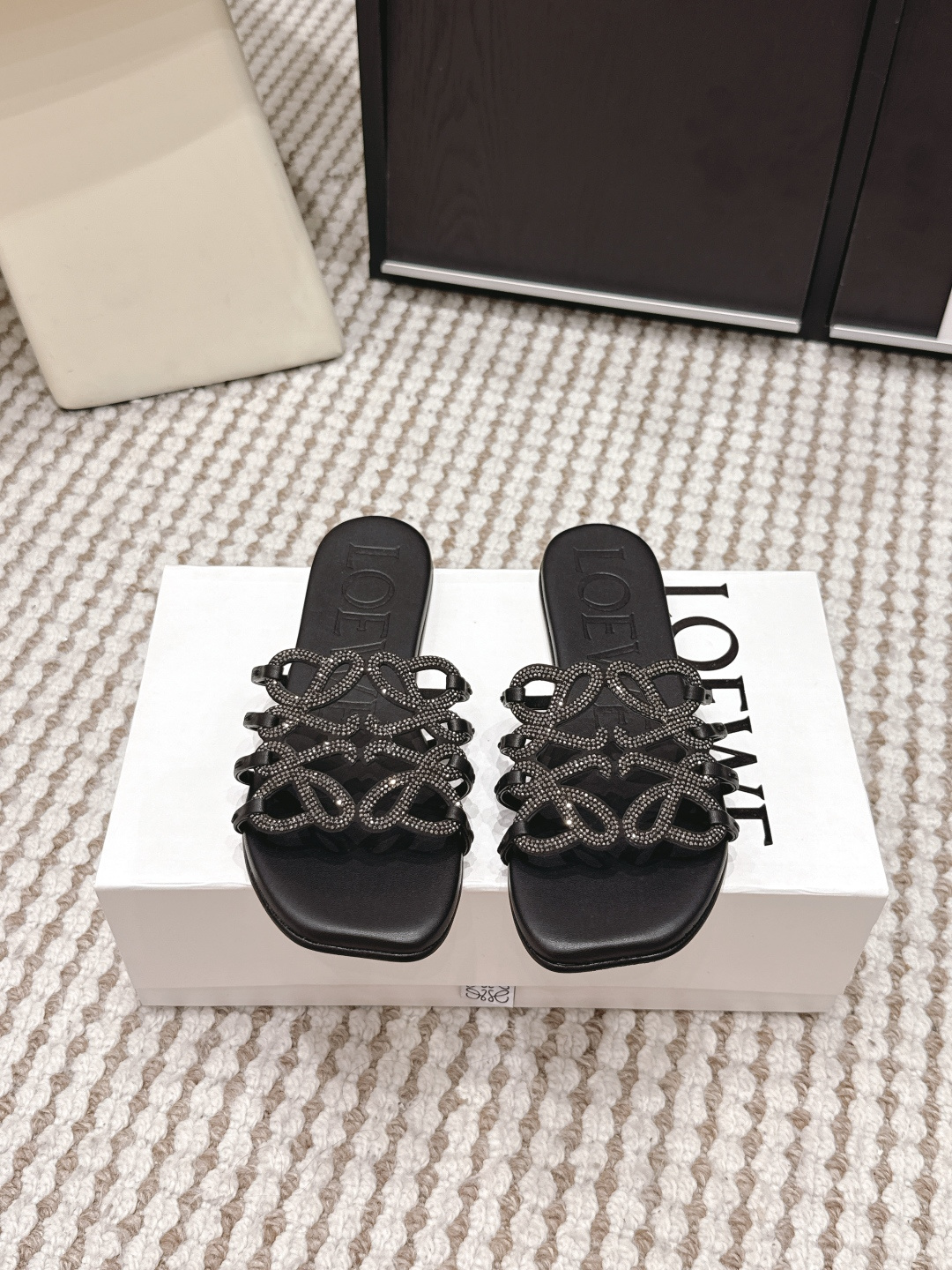 NO:749689,Purchasing agent diamond model LOEWE 2026 spring and summer new hollow woven sandals Luojia 2026 summer new hollow woven sandals, genuine leather material + twist weaving, open toe design super breathable, flat structure, comfortable to walk without tiring the feet. Multiple colors available, black, brown, gray can be easily matched with summer clothes, versatile whether on beach vacation or daily outing!  Shoe sizes 35-42, meet the needs of different foot types, fashionable and practical, a must-have item in summer!  Size 35-39 (40.41.42 custom-made, non-refundable), slippers, loewe, loewe, loewe, slippers19860909代购级 钻款 LOEWE罗意威 2026春夏新款 镂空 编织凉拖鞋 罗家2026夏季新款镂空编织凉拖,真皮材质+麻花编织,露趾设计超透气,平底结构走路舒适不累脚 多种配色可选,黑色、棕色、灰色都能轻松搭配夏季服饰,无论沙滩度假还是日常出街都很百搭！鞋码35-42,满足不同脚型需求,时尚又实用,夏天必入单品！ Size 35-39（40.41.42定做不退换）,拖鞋,loewe,loewe,loewe,slippers,Women's Shoes