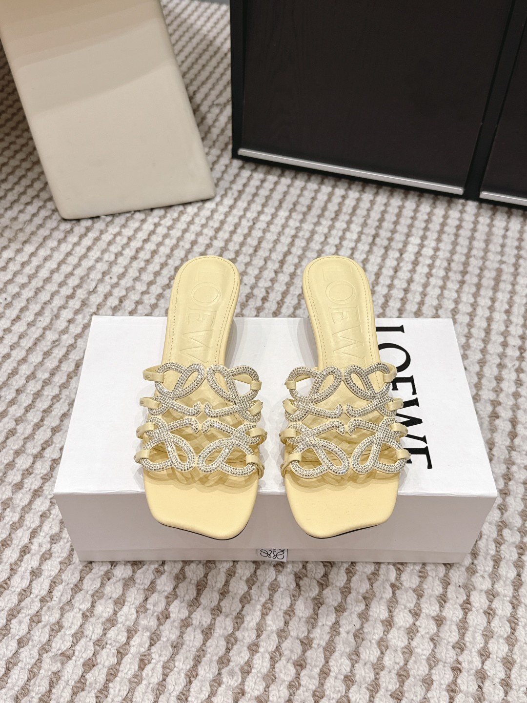 NO:749694,Purchasing agent diamond model 279 LOEWE 2026 new spring and summer hollow woven high-heeled sandals Luojia 2026 new summer hollow woven sandals, genuine leather material + twist weaving, open-toe design, super breathable, flat-bottom structure, comfortable to walk without tiring your feet. A variety of colors are available, black, brown, and gray can be easily matched with summer clothes. They are versatile whether on beach vacations or daily outings!  Shoe sizes 35-42, meet the needs of different foot types, fashionable and practical, a must-have item in summer!  Size 35-39 (40.41.42 custom-made, non-refundable), slippers, loewe, loewe, loewe, slippers19860909代购级 钻款279 LOEWE罗意威2026春夏新款 镂空 编织 高跟 凉拖鞋 罗家2026夏季新款镂空编织凉拖,真皮材质+麻花编织,露趾设计超透气,平底结构走路舒适不累脚 多种配色可选,黑色、棕色、灰色都能轻松搭配夏季服饰,无论沙滩度假还是日常出街都很百搭！鞋码35-42,满足不同脚型需求,时尚又实用,夏天必入单品！ Size 35-39（40.41.42定做不退换）,拖鞋,loewe,loewe,loewe,slippers,Women's Shoes