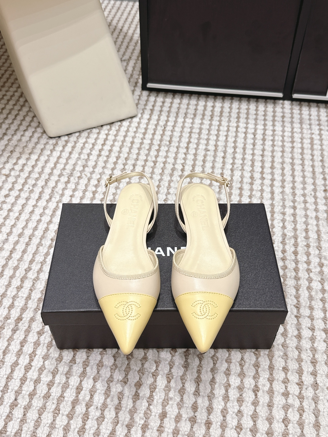 NO:749670,Purchasing agent Chanel Chanel 26s spring and summer new color-blocked pointed-toe strappy high-heeled sandals. This pair of Chanel (Chanel) color-blocked pointed-toe strappy high-heeled shoes is a perfect fusion of classic and modern. The upper is designed with contrasting colors such as black and white/red and white/blue and white. It is paired with the iconic metal double C buckle and slender ankle straps, which not only retains the brand's consistent elegance, but also injects a bold fashion attitude. The shoe shape is pointed-toe stilettos.  The heel height is moderate, taking into account comfort and aura, and is suitable for various occasions. Whether it is commuting, dating or party, it can be the finishing touch of the style. Size 35-39 (40.41 custom-made, non-refundable), sandals, chanel, chanel, sandals, high heels19860909代购级 Chanel 香奈儿26s春夏 新款 拼色 尖头 绑带高跟凉鞋 这双香奈儿（Chanel）拼色尖头绑带高跟鞋,是经典与现代感的完美融合.鞋面采用黑白/红白/蓝白等撞色拼接设计 搭配标志性的金属双C扣饰和纤细的脚踝绑带,既保留了品牌一贯的优雅气质,又注入了大胆的时尚态度.鞋型为尖头细高跟鞋 鞋跟高度适中,兼顾舒适与气场,适合多种场合穿搭.无论是通勤、约会还是派对,它都能成为造型的点睛之笔. Size 35-39（40.41定做不退换）,凉鞋,chanel,chanel,sandals,high heels,Women's Shoes