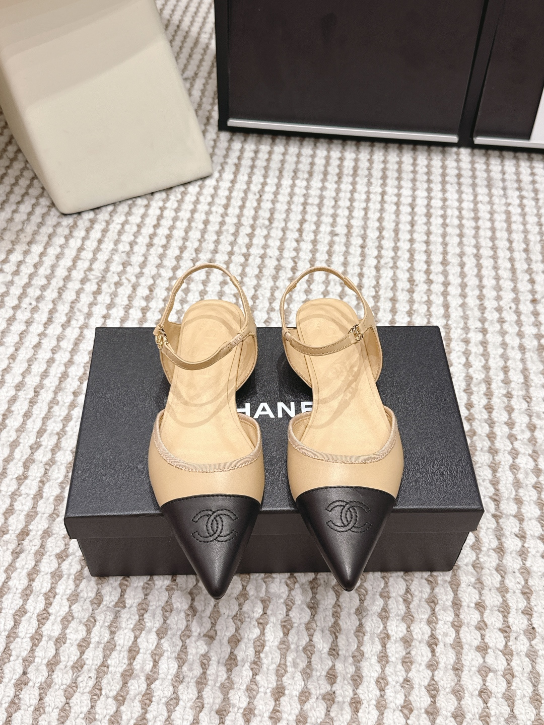 NO:749678,Purchasing agent Chanel Chanel 26s spring and summer new color-blocked pointed-toe strappy high-heeled sandals. This pair of Chanel (Chanel) color-blocked pointed-toe strappy high-heeled shoes is a perfect fusion of classic and modern. The upper is designed with contrasting colors such as black and white/red and white/blue and white. It is paired with the iconic metal double C buckle and slender ankle straps, which not only retains the brand's consistent elegance, but also injects a bold fashion attitude. The shoe shape is pointed-toe stilettos.  The heel height is moderate, taking into account comfort and aura, and is suitable for various occasions. Whether it is commuting, dating or party, it can be the finishing touch of the style. Size 35-39 (40.41 custom-made, non-refundable), sandals, chanel, chanel, sandals, high heels19860909代购级 Chanel 香奈儿26s春夏 新款 拼色 尖头 绑带高跟凉鞋 这双香奈儿（Chanel）拼色尖头绑带高跟鞋,是经典与现代感的完美融合.鞋面采用黑白/红白/蓝白等撞色拼接设计 搭配标志性的金属双C扣饰和纤细的脚踝绑带,既保留了品牌一贯的优雅气质,又注入了大胆的时尚态度.鞋型为尖头细高跟鞋 鞋跟高度适中,兼顾舒适与气场,适合多种场合穿搭.无论是通勤、约会还是派对,它都能成为造型的点睛之笔. Size 35-39（40.41定做不退换）,凉鞋,chanel,chanel,sandals,high heels,Women's Shoes