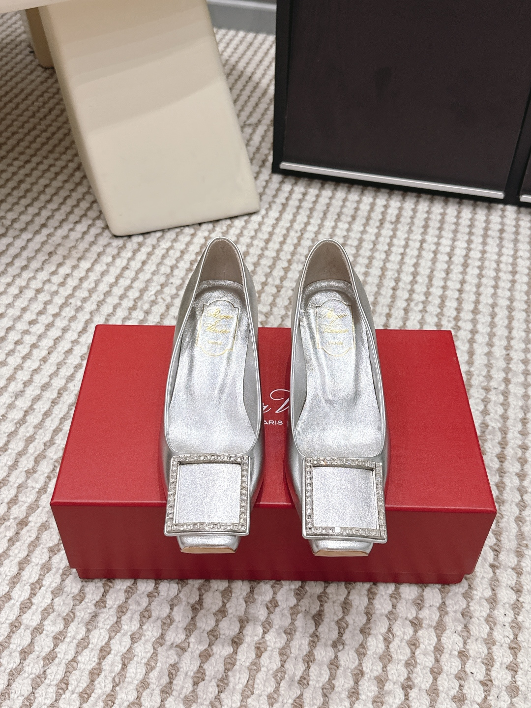 NO:749658,Purchasing agent Roger Vivier 26s spring and summer new model, tortoiseshell buckle, high heels, single shoes Roger Vivier Belle Vivier series high heels, haze blue color + tortoise shell square buckle, elegant and unique design. Soft calfskin upper, geometric inclined heel  4.5cm, flatters the legs and makes them appear taller and slimmer. The Italian genuine leather outsole is comfortable and durable, suitable for commuting and dating. The tortoise shell buckle is low-key and textured, and looks great with dresses, wide-leg pants or jeans! The classic square toe design is practical and fashionable, and is a versatile artifact for the workplace and daily wear. Size 35-41 (customized at 34.40.41), high-heeled shoes, roger vivor, high  heels,skirts,jeans,cowhide,Leather soles19860909代购级 Roger Vivier 26s春夏新款 玳瑁扣 高跟鞋 单鞋 Roger Vivier Belle Vivier系列高跟鞋,雾霾蓝配色+玳瑁方扣,优雅又独特计.柔软小牛皮鞋面,几何倾斜后跟 4.5cm,修饰腿型显高显瘦.意大利真皮大底,舒适耐穿,通勤约会都很适合.玳瑁扣低调有质感,搭配连衣裙、阔腿裤或牛仔裤都超好看!经典方头设计,实用又时髦,是职场和日常穿搭的百搭神器 Size 35-41（34.40.41订做）,高跟鞋单鞋,roger vivier,high heels,skirts,jeans,cowhide,Leather soles,Women's Shoes