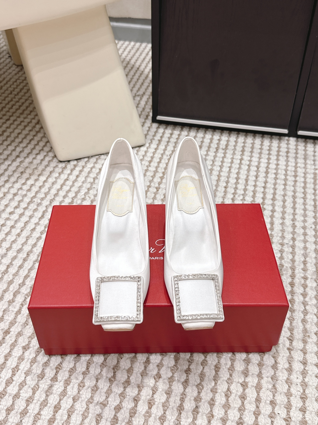 Белые туфли Roger Vivier с каблуком