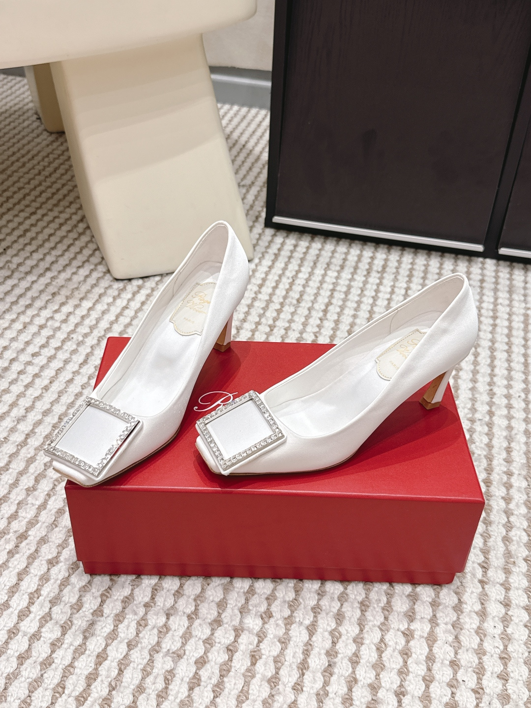 Белые туфли Roger Vivier с каблуком