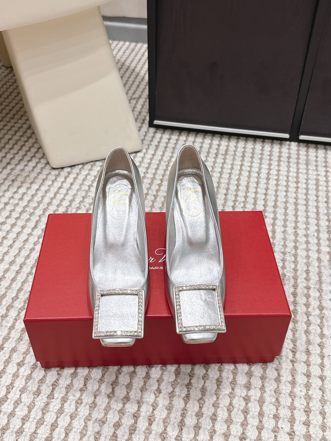 NO:749662,Purchasing agent Roger Vivier 26s spring and summer new model, tortoiseshell buckle, high heels, single shoes Roger Vivier Belle Vivier series high heels, haze blue color + tortoise shell square buckle, elegant and unique design. Soft calfskin upper, geometric inclined heel  It modifies the legs and makes them look taller and slimmer. The Italian leather outsole is comfortable and durable, and is suitable for commuting and dating. The tortoiseshell buckle is low-key and textured, and looks great with dresses, wide-leg pants or jeans! The classic square toe design is practical and fashionable, and is a versatile artifact for the workplace and daily wear. Heel height 7cm Size 35-41 (customized at 34.40.41), high-heeled shoes, roger vivor, high  heels,skirts,jeans,cowhide,Leather soles19860909代购级 Roger Vivier 26s春夏新款 玳瑁扣 高跟鞋 单鞋 Roger Vivier Belle Vivier系列高跟鞋,雾霾蓝配色+玳瑁方扣,优雅又独特计.柔软小牛皮鞋面,几何倾斜后跟 修饰腿型显高显瘦.意大利真皮大底,舒适耐穿,通勤约会都很适合.玳瑁扣低调有质感,搭配连衣裙、阔腿裤或牛仔裤都超好看!经典方头设计,实用又时髦,是职场和日常穿搭的百搭神器 跟高 7cm Size 35-41（34.40.41订做）,高跟鞋单鞋,roger vivier,high heels,skirts,jeans,cowhide,Leather soles,Women's Shoes