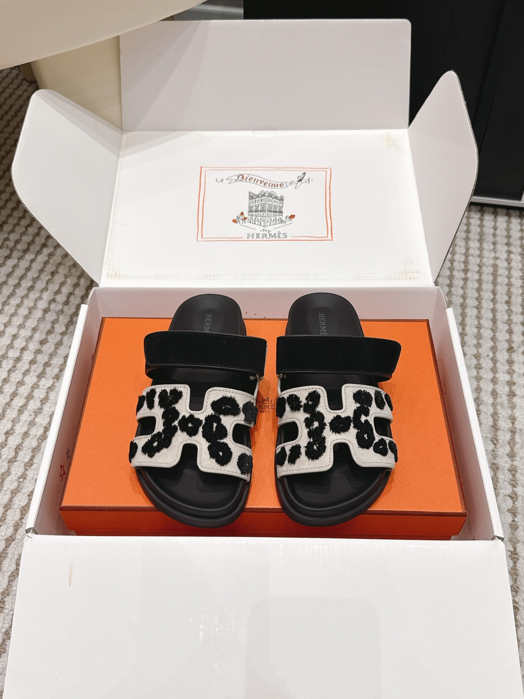 NO:749650,Dongguan purchasing agent grade (synchronized with the airplane box packaging on the official website) HERMES Chypre slippers. This pair of Chapas pink and army green slippers is a must-have at the counter. They are especially easy to match. They are suede goatskin functional wind sandals, with ergonomic rubber soles and adjustable straps. The design is simple and smooth, creating a comfortable and casual look.  Size#35-40 (40 non-refundable), slippers, hermes, hermes, sandals, slippers, sheepskin, chamois leather19860909东莞代购级(官网同步飞机盒包装） HERMES 爱马仕二舅拖 Chypre这双查帕斯粉拼军绿的拖鞋在专柜是需要靠抢的,特别好搭 麂皮山羊皮机能风凉鞋,搭配人体工学橡胶鞋底和可调节袢带.设计简约流畅,打造舒适休闲造型. Size#35-40（40不退换）,拖鞋,hermes,hermes,sandals,slippers,sheepskin,chamois leather,Women's Shoes