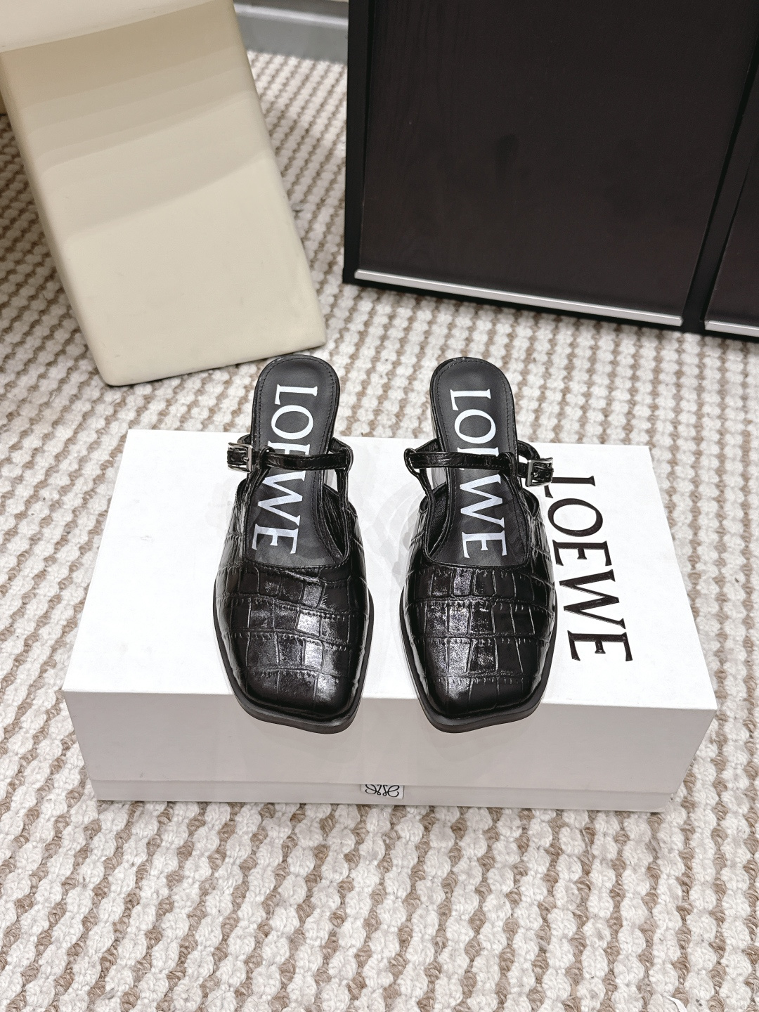 NO:749647,Purchasing agent level LOEWE 26 new spring and summer patent leather mule slippers square-toe slippers LOEWE black patent leather mule shoes, made of glossy patent leather + crocodile embossing, the texture is super high-end!  Square toe design + adjustable ankle strap, fashionable and stable, comfortable to wear without losing the heel. The sole is printed with the LOEWE logo, which is full of brand feeling. It can be easily used for daily commuting and leisure. It goes well with skirts or nine-point pants. It is simple and detailed, and can easily improve the sophistication of the look. Heel height 5cm Size 35-39 (40.41 custom-made, non-returnable), half drag, loewe, loewe, slippers, skirts19860909代购级 LOEWE罗意威26春夏新款 漆皮 穆勒拖 方头拖鞋 LOEWE黑色漆皮穆勒鞋,采用亮面漆皮+鳄鱼压纹,质感超高级！方头设计+可调节脚踝绑带,时髦又稳固,穿着舒适不掉跟 鞋底印有LOEWE标志,品牌感满满.日常通勤、休闲都能轻松驾驭,搭配裙装或九分裤都很出彩,简约又有细节感,轻松提升造型精致度 跟高 5cm Size 35-39（40.41定做不退换）,半拖,loewe,loewe,slippers,skirts,Women's Shoes