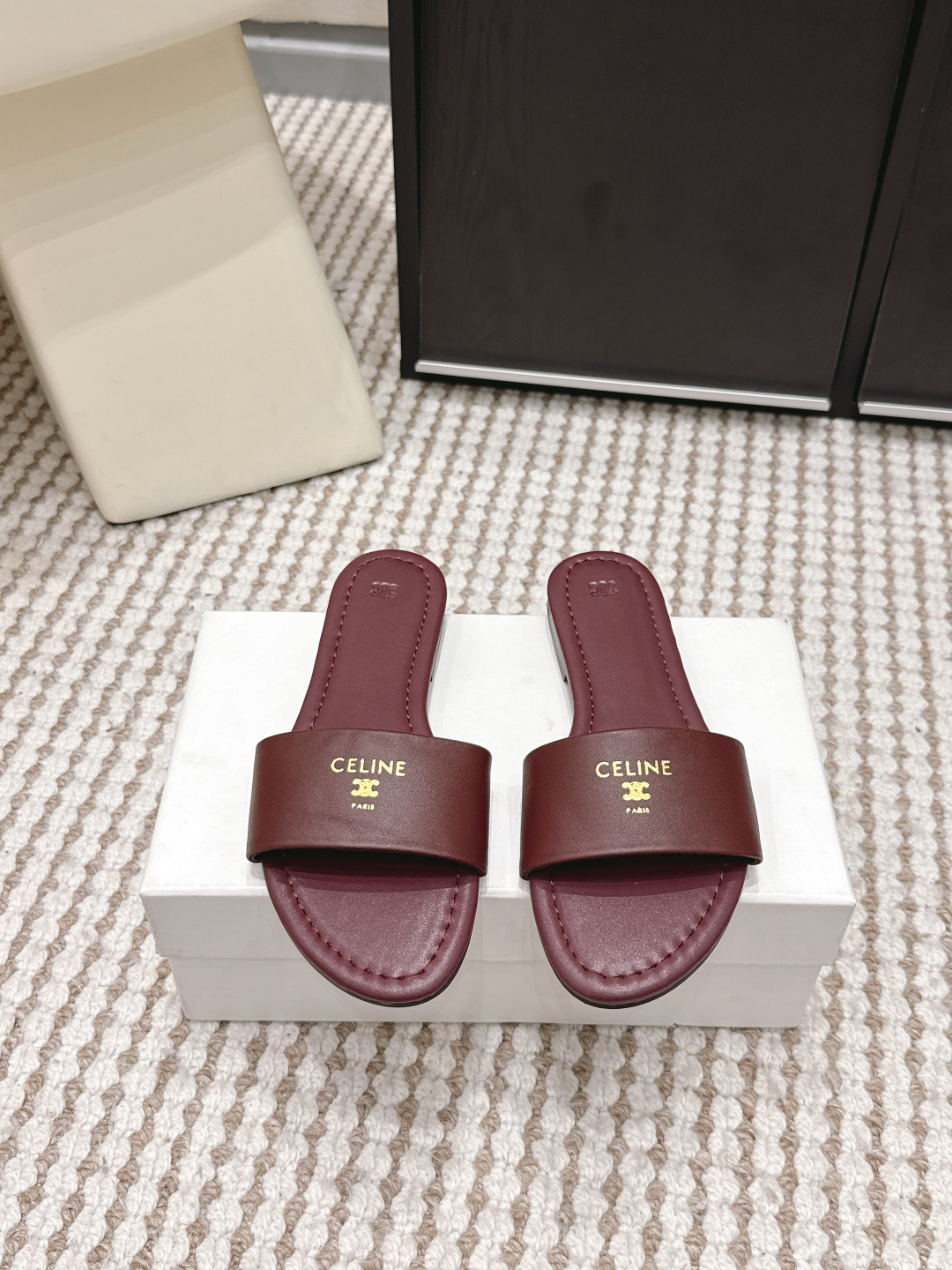 NO:749643,Purchasing-grade genuine leather sole Celine 2026 spring and summer new style flat-soled one-line sandals Celine's sandals are made of high-quality cowhide, with a simple and elegant upper, and the golden logo is highly recognizable. The flat-soled design is comfortable to wear and suitable for daily or holiday scenes. It is versatile and can be easily matched with various clothing, whether it is casual or holiday style!  The soles have exquisite stitching and perfect details. They are practical and fashionable summer essentials ~ Size 35-39 (40.41.42 custom-made, non-refundable), slippers, celine, celine, slippers, cowhide19860909代购级 真皮底 Celine赛琳 2026春夏新款 平底 一字凉拖鞋 Celine这款凉拖,选用优质牛皮,鞋面简约大方,金色Logo超有辨识度.平底设计,穿着舒适,适合日常或度假场景. 百搭,轻松搭配各种服饰,无论休闲还是度假风都能hold住！鞋底缝线精致,细节满分,是实用又时髦的夏日必备单品～ Size 35-39（40.41.42定做不退换）,拖鞋,celine,celine,slippers,cowhide,Women's Shoes