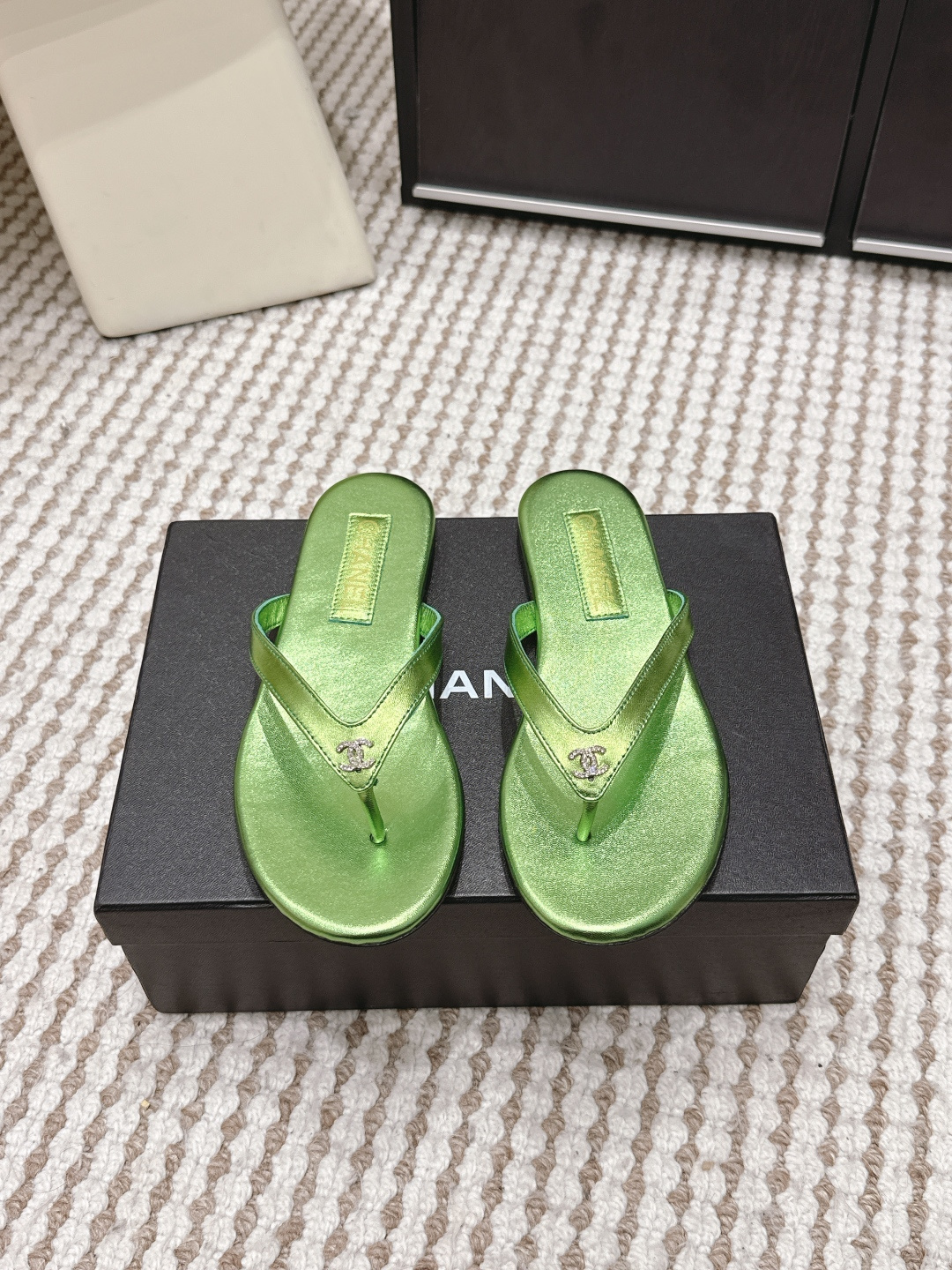NO:787777,Purchasing agent Chanel 26ss Xiaoxiang's new triangle flip-flops, a must-have for spring and summer fragrance families, Xiang Grandma's new loafers, simple and high-end design, super versatile! Double C logo embellishment! The texture of imported cowhide is visible to the naked eye as natural animal leather! The top version has no pressure when entering and exiting the cabinet. It has a bookish texture on the feet and feels super good on the feet. Versatile items. The goddess series has the elegant and ladylike temperament of Xiangjia. It is super attractive, irresistible and heart-warming... Cowhide leather/suede upper, sheepskin lining, outsole, imported genuine leather outsole Size: 35-41 (41 customized, non-refundable), slippers, chanel, chanel, loafers, slippers, cowhide, sheepskin, chamois leather, Leather soles19860909代购级 Chanel 26ss 小香 新款 三角人字拖 春夏香家必备爆款 香奶奶新品乐福鞋 设计简约高级,超级百搭款！双C logo点缀！进口牛皮肉眼可见的天然动物皮革的质感！顶级版本 进出柜柜无压力 上脚很有书香气质 脚感超好 百搭单品 女神系列,拥有香家特色优雅名媛气质,超级耐看,让人无法抗拒,心动ing…… 鞋面牛皮/麂皮 內里羊皮 大底进口真皮大底 码数:35-41（41定制不退换）,拖鞋,chanel,chanel,loafers,slippers,cowhide,sheepskin,chamois leather,Leather soles,Women's Shoes