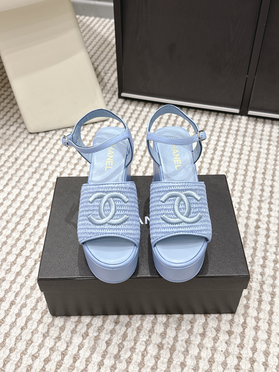 NO:749677,Purchasing agent CHANEL Chanel 2026 spring and summer new thick-soled sandals and slippers Chanel black thick-soled sandals, made of soft fabric + classic double C Logo, the brand is highly recognizable!  The thick-soled design not only increases height, but is also very comfortable, so you won’t feel tired even if you wear it for a long time. The black color is versatile and can be easily worn in casual or vacation style. The golden “CHANEL” wording on the inside of the shoe has perfect details and improved texture!  Essential fashion items for summer outings and vacations, Size 35-39 (40.41.42 custom-made, non-refundable), slippers and sandals, chanel, chanel, sandals, slippers19860909代购级 CHANEL 香奈儿2026春夏新款 厚底 凉鞋 拖鞋 Chanel香奈儿黑色厚底凉拖,采用柔软织物+经典双C Logo,品牌辨识度超高！厚底设计不仅增高,还很舒适,长时间穿也不累 黑色百搭,休闲或度假风都能轻松驾驭,鞋内侧金色“CHANEL”字样,细节满分,质感提升！夏天出街、度假必备时尚单品 Size 35-39（40.41.42定做不退换）,拖鞋凉鞋,chanel,chanel,sandals,slippers,Women's Shoes