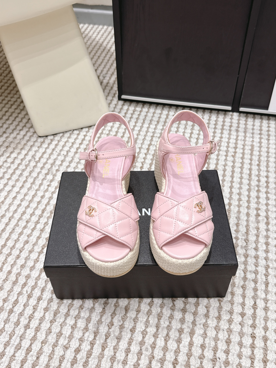 NO:749673,Purchasing agent CELINE Chanel 2026 spring and summer new thick-soled wedge sandals CELINE Chanel's thick-soled sandals are made of soft leather + classic diamond pattern, with the brand's metal logo. They are highly recognizable. The thick-soled design not only increases the height, but is also very comfortable and suitable for long-term wear. The open upper + adjustable shoe buckle are easy to put on and take off and fit the foot shape. Fresh and elegant, they look great with skirts or casual pants in summer, and easily create a fashionable atmosphere. Size  35-39 (40.41.42 custom-made, non-refundable), sandals, celine, chanel, sandals, skirts19860909代购级 CELINE香奈儿2026春夏新款 厚底 坡跟 凉鞋 CELINE香奈儿这款厚底凉鞋,采用柔软皮革+经典菱格纹,搭配品牌金属Logo,辨识度超高 厚底设计不仅增高,还很舒适,适合长时间穿.开放式鞋面+可调节鞋扣,穿脱方便,贴合脚型. 清新优雅,夏天搭裙装或休闲裤都很出彩,轻松打造时尚氛围感. Size 35-39（40.41.42定做不退换）,凉鞋,celine,chanel,sandals,skirts,Women's Shoes