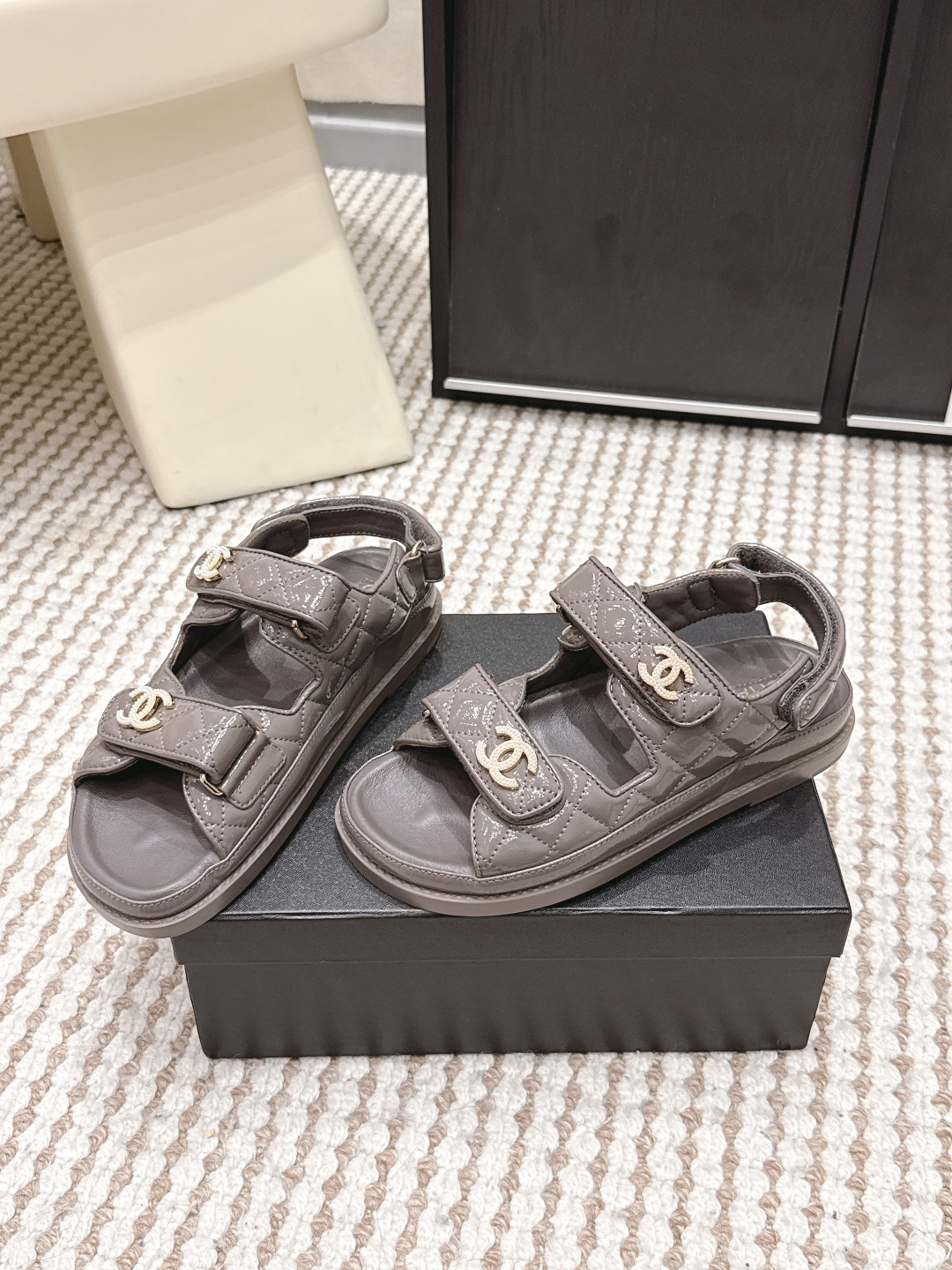 Женские кожаные сандалии с логотипом Chanel