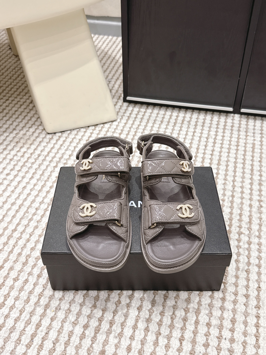 Женские кожаные сандалии с логотипом Chanel