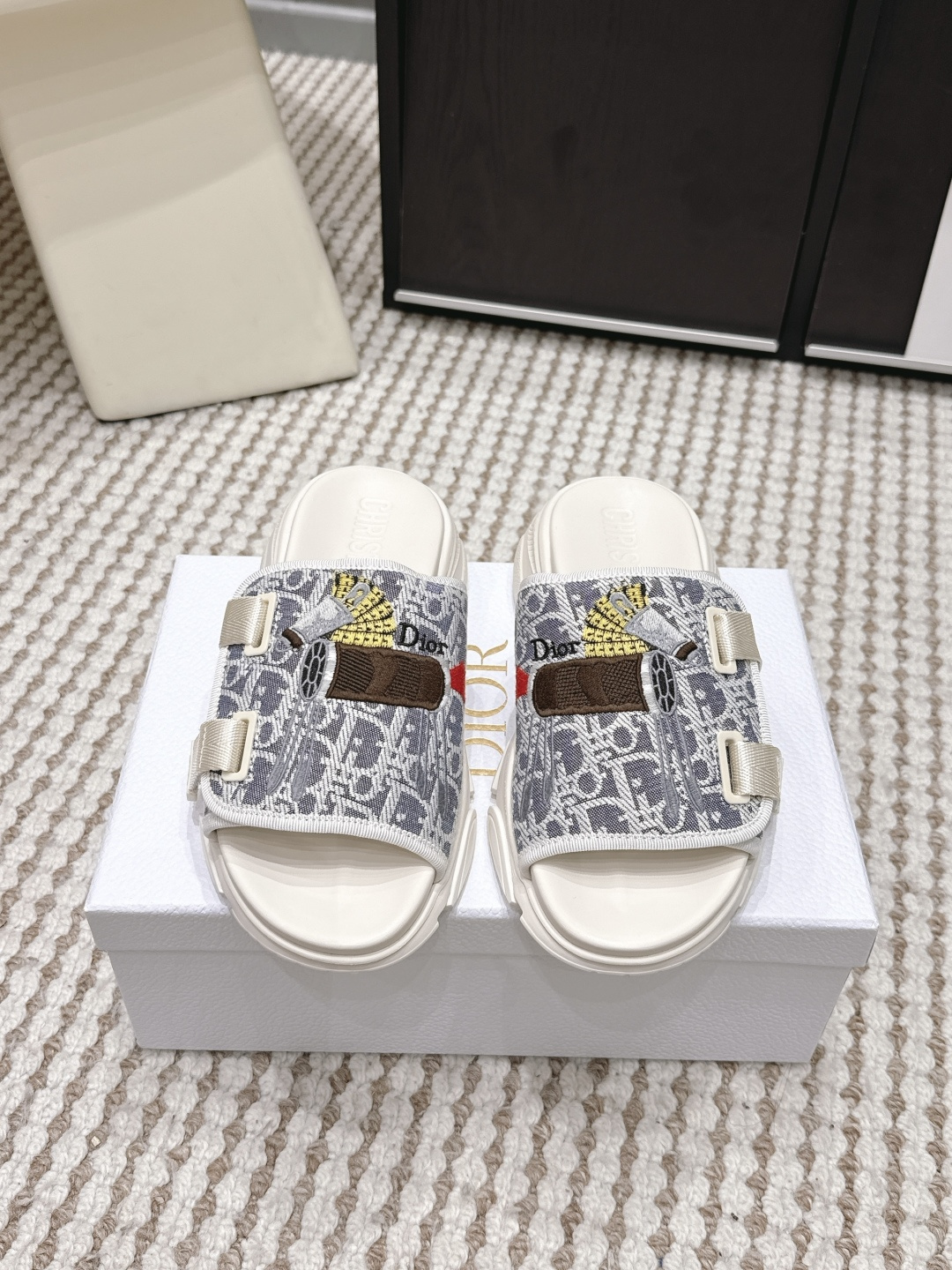 NO:758462,Purchasing agent Dior Oblique 2026 spring and summer new thick-soled Velcro slippers Dior Oblique thick-soled slippers, classic black presbyopic design, Oblique print is super recognizable!  The upper is made of first-layer leather + technical fabric, which is comfortable and durable. The rubber thick sole has a stable Velcro strap and is super easy to put on and take off. It is OK to wear with shorts or casual pants in summer. It is low-key and luxurious, full of gentlemanly feeling, and a must-have item!  Size 35-39 (customized at 40.41), slippers, dior, slippers, shorts19860909代购级 Dior Oblique 2026 春夏新款 厚底 魔术贴 拖鞋 Dior Oblique厚底拖鞋,经典黑色老花设计,Oblique印花超有辨识度！鞋面是头层皮革+科技面料,舒适又耐用,橡胶厚底走路稳稳的 魔术贴绑带,穿脱超方便.夏天搭短裤或休闲裤都很OK,低调奢华,绅士感满满,必备单品！ Size 35-39（40.41订做）,拖鞋,dior,slippers,shorts,Women's Shoes