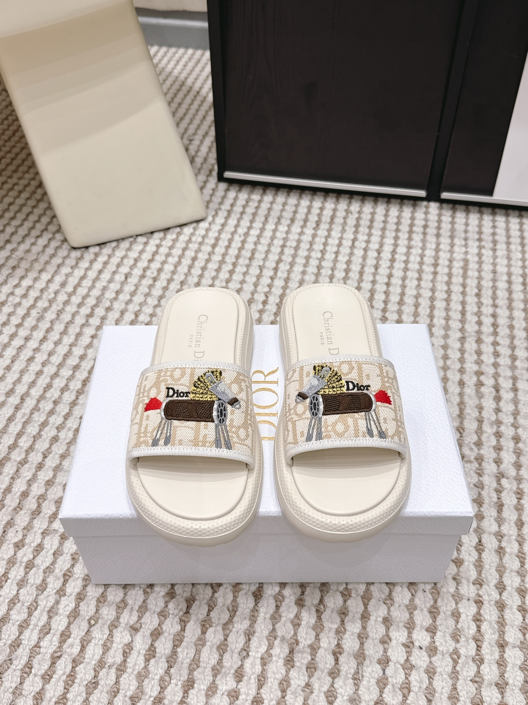 NO:758470,Purchasing agent level Dior Oblique 2026 spring and summer new thick-soled embroidered slippers Dior Oblique thick-soled slippers, classic black presbyopic design, Oblique print is super recognizable!  The upper is made of top-layer leather + technical fabric, which is comfortable and durable. The thick rubber sole is stable and slip-on, and it is super easy to put on and take off. It is OK to wear with shorts or casual pants in summer. It is low-key and luxurious, full of gentlemanly feeling, and a must-have item!  Size 35-39 (customized at 40.41), slippers, dior, slippers, shorts19860909代购级 Dior Oblique 2026 春夏新款 厚底 刺绣 一字拖鞋 Dior Oblique厚底拖鞋,经典黑色老花设计,Oblique印花超有辨识度！鞋面是头层皮革+科技面料,舒适又耐用,橡胶厚底走路稳稳的 一字拖,穿脱超方便.夏天搭短裤或休闲裤都很OK,低调奢华,绅士感满满,必备单品！ Size 35-39（40.41订做）,拖鞋,dior,slippers,shorts,Women's Shoes