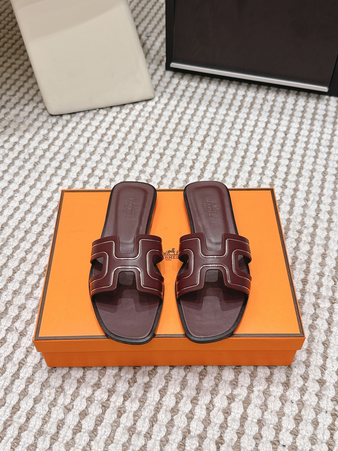 NO:758476,Purchasing agent Hermès 2026 spring and summer new H-shaped sandals. This pair is Hermès's classic H-shaped sandals. They are made of soft suede leather with iconic H-shaped buckles and exquisite metal rivet decorations. The soles are lined with comfortable cowhide. The overall design is simple and elegant without losing luxury details.  Whether it is daily outings or vacation travel, it can easily enhance the texture and style of the overall look. The following provides you with a number of practical outfit plans to help you wear a high-end look. Size 35-39 (40.41 custom-made, non-returnable), slippers, hermes, hermes, slippers, cowhide19860909代购级 Hermès 爱马仕 2026春夏 新款 H形 凉拖鞋 这双是爱马仕（Hermès）经典的H形凉拖,采用柔软绒面皮革搭配标志性H形带扣和精致金属铆钉装饰,鞋底为舒适牛皮内里,整体设计简约大气又不失奢华细节. 无论是日常出街还是度假旅行,它都能轻松提升整体造型的质感与格调.下面为你提供多套实用穿搭方案,助你穿出高级感. Size 35-39（40.41定做不退换）,拖鞋,hermes,hermes,slippers,cowhide,Women's Shoes