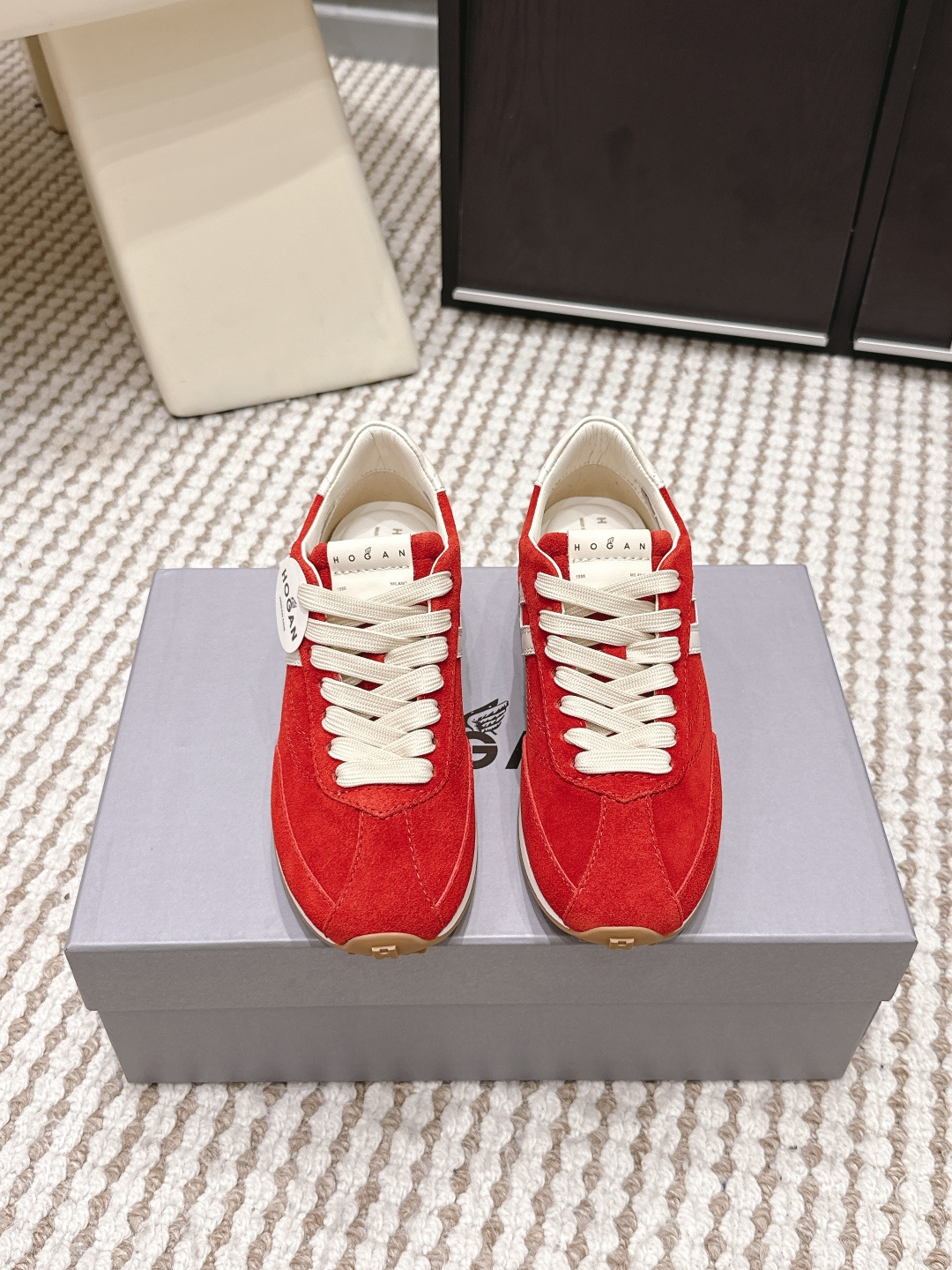 Женские кроссовки Hogan с белыми шнурками