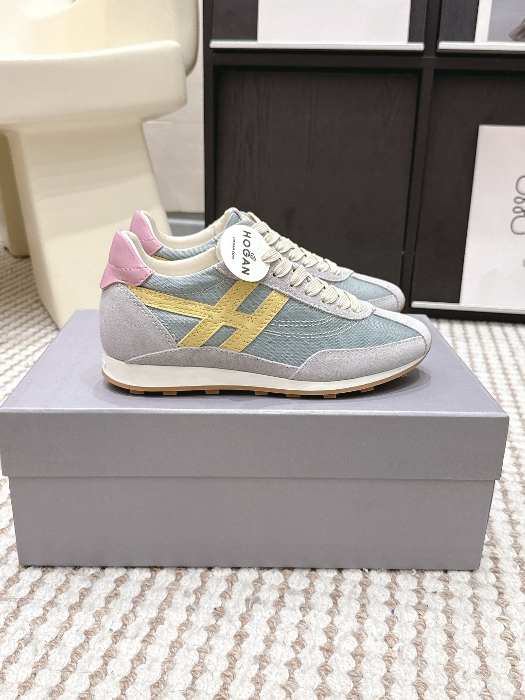 Женские кроссовки Hogan пастельные