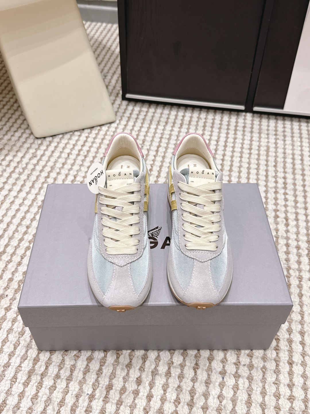 NO:758454,Purchasing agent HOGAN 2026 spring and summer new style Skittles series casual sneakers HOGAN Skittles series pink and white sneakers, pink, white and brown color matching design, fresh and energetic, perfect for spring and summer wear!  The upper is made of breathable mesh + synthetic leather, which is lightweight and comfortable. The rubber sole has great grip and wear resistance. The lace design is easy to adjust, making it easy to control for daily leisure or light sports. The series is inspired by candy colors, breaking the dullness, and full of fashion. It is a must-have and versatile item for spring and summer shoe cabinets!  Size 35-39 (40 customized, non-returnable), casual shoes/sports shoes, hogan, sneakers19860909代购级 HOGAN霍根 2026春夏新款 彩虹糖系列 休闲运动鞋 HOGAN彩虹糖系列粉白运动鞋,粉白棕拼色设计,清新又活力满满,春夏穿搭超适合！鞋面采用透气网布+合成革,轻便舒适,橡胶鞋底抓地力和耐磨性都很棒 系带设计方便调节,日常休闲或轻运动都能轻松驾驭.系列灵感来自糖果色,打破沉闷,时尚感爆棚,是春夏鞋柜必备百搭单品！ Size 35-39（40定做不退换）,休闲鞋/运动鞋,hogan,sneakers,Women's Shoes