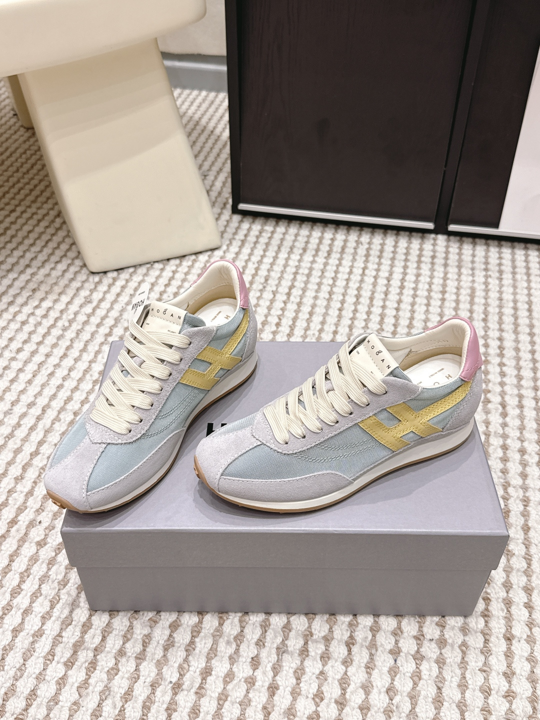 Женские кроссовки Hogan пастельные