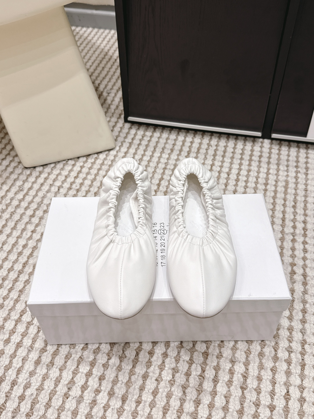 NO:758518,Purchasing-grade cloth and leather 279 Maison Margiel*26ss early spring new ballet flats  The pleated wrapping design doesn't matter the shape of your foot, and you don't want to take it off when you put it on. The split-toe toe is retro and fashionable, and you can easily wear it with a sense of luxury. The lightweight sole is soft and elastic to fit the foot, and there is no burden when walking. Multiple materials and colors are available. Satin is noble, leather is durable, and mesh is breathable. It is the 'universal shoe' in the wardrobe and looks good with jeans, skirts, and dresses. The heelless flat bottom is like walking on clouds. Multiple materials are available to meet all gentle scenes, and can be worn for work, commuting, and weekend dates.  It’s the kind of comfort you don’t want to take off once you put it on!  Upper fabric/sheepskin, lining fabric/cowhide, outsole, original molded outsole, increased by 1cm, size 35-40 (customized size 40 is not returnable), ballet shoes, flats, skirts, jeans, cowhide, sheepskin19860909代购级布面 皮面279 Maison Margiel*26ss早春新款芭蕾平底鞋 褶皱包裹设计,不挑脚型,穿上就不想脱下来,分趾鞋头,复古又时髦,轻松穿出高级感.轻量化鞋底,软弹贴合脚感,走路零负担.多材质多色可选缎面显贵、皮质耐穿、网纱透气,是衣柜里的“万能鞋”,配牛仔裤、半裙、连衣裙都好看. 无跟平底走路像踩在云里,多材质可选,满足所有温柔场景,上班通勤、周末约会都能穿, 是那种穿上就不想脱下来的舒服！ 鞋面布/羊皮 内里布/牛皮 大底原版开模大底 增高1cm size35-40码（40码定制不退换）,芭蕾舞鞋,flats,skirts,jeans,cowhide,sheepskin,Women's Shoes