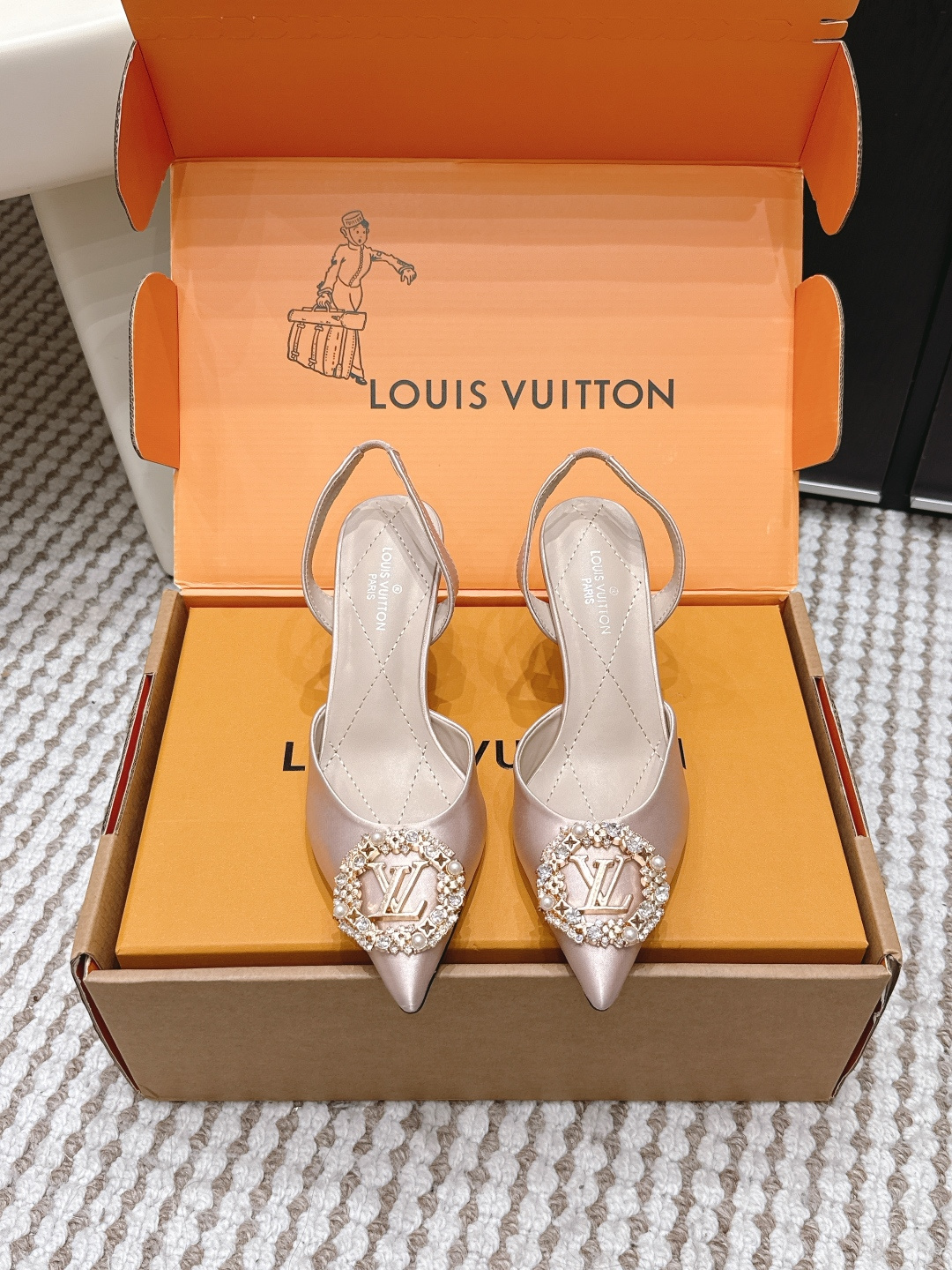 NO:758502,Purchasing agent Louis vuitt..ss26 new arrival~ Rhinestone pointed-toe high heels. LV's pointed-toe high heels, with satin upper + rhinestone square buckle, are full of luxury!  Back hollow design, elegant and breathable, very suitable for spring and summer. French style, can be easily used in commuting and formal occasions, looks great with skirts or suits, and directly enhances your temperament. Heel height 9.5CM Size 35-39 (40.41 custom made, non-returnable), high heels and sandals, louis vuitton, louis vuitton, sandals, high heels, skirts, business suit, silk fabric19860909代购级 Louis vuitt..ss26 new arrival～ 水钻尖头高跟鞋 LV这款尖头高跟鞋,绸缎鞋面+水钻方扣,奢华感满满！后空设计,优雅又透气,春夏穿超合适. 法式风格,通勤、正式场合都能轻松驾驭,搭配裙装或西装都很出彩,气质直接拉满. 跟高 9.5CM Size 35-39（40.41定做不退换）,高跟鞋凉鞋,louis vuitton,louis vuitton,sandals,high heels,skirts,business suit,silk fabric,Women's Shoes