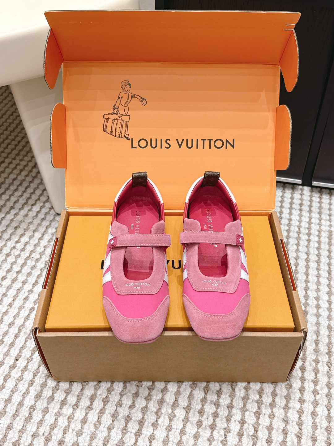 NO:758459,Purchasing agent level LV ss26 new arrival～Casual Velcro Mary Jane casual shoes Donkey brand sneakers have been very popular recently! Brand spokesperson Song Qian, Zhou Dongyu, brand ambassador Zhong Chuxi, Ouyang Nana, Jin Chen, actors Zhuang Dafei, Xu Ruohan, Shen Yujie, Zhang Chuwen, and track and field athlete Wu Yanni have all stepped up to perform the dynamic sports trend. This pair of shoes combines the design of sports shoes with modern ballet flat shoes, with smooth lines and full of lightness and movement. Function and fashion are perfectly combined to perfectly interpret the minimalist sports style. Whether it is daily casual or elaborate dressing, it can be easily adapted, Sacchetto The flexible soles made with craftsmanship bring you a great feeling on your feet. The shoe body is equipped with Louis Vuitton's iconic elements such as the Monogram pattern, which instantly adds style and attracts countless eyes. Want to make your outfit more exciting? You’re right to choose it! Size women's size 35-42 (40/41/42 customized, non-returnable, casual shoes/sports shoes, louis vuitton, louis vuitton, louis vuitton, mary jane, flats, sneakers19860909代购级 LV ss26 new arrival～休闲 魔术贴 玛丽珍 休闲鞋 驴牌运动鞋近来热度居高不下！品牌代言人宋茜周冬雨,品牌大使钟楚曦欧阳娜娜金晨,演员庄达菲徐若晗沈羽洁张楚文,田径运动员吴艳妮纷纷上身,演绎活力运动风潮  这双鞋将运动鞋与现代芭蕾平底鞋的设计相融合,线条流畅,尽显轻盈动感.功能与时尚完美结合,完美诠释极简运动风.无论是日常休闲,还是精心装扮,它都能轻松适配,Sacchetto 工艺打造的柔韧鞋底,带来超棒脚感.  鞋身带有 Monogram 图案等路易威登标志性元素,格调瞬间拉满,吸睛无数.想让穿搭更出彩？选它准没错！ Size女码35-42（40/41/42定做不退换,休闲鞋/运动鞋,louis vuitton,louis vuitton,louis vuitton,mary jane,flats,sneakers,Women's Shoes